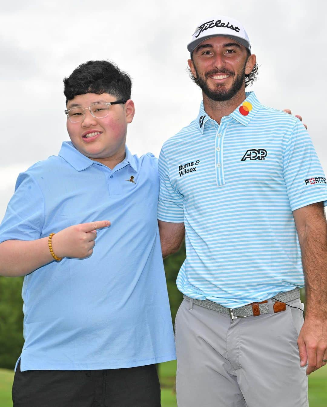 マックス・ホーマのインスタグラム：「Calvin 🤝 @Max.Homa  Calvin, a @StJude patient, designed shoes for Max Homa back in 2021. Two years later, they finally got to meet in person.」