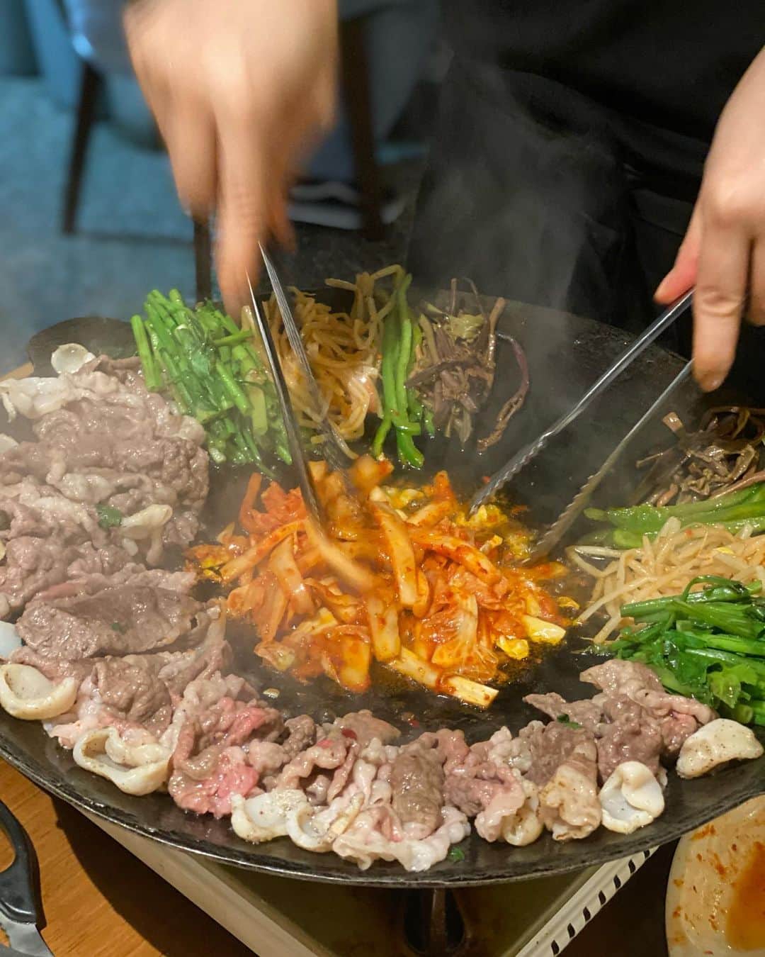まゆまゆさんのインスタグラム写真 - (まゆまゆInstagram)「. お肌ダウンタイムなのですっぴんです🫣🤙 . 最近韓国で人気で流行ってる このお料理🥚🍲 めっちゃ美味しかった🤤また行きたい🩷 、 チャドルバギをバーナーで炙って🔥 野菜と周りに並べて🥬 真ん中に卵を入れる料理！ . これは日本語でなんで名前をつけたらいいかわからないけど🥹？ 初めて食べる感じで新鮮で美味しかった😍 . サムギョプサルとかは🐖 日本でも美味しいの食べられるけど これは、絶対ここでしか食べられへんから 旅行先での貴重な1食におすすめ🇰🇷✈️ @hanmiok0616  🇰🇷 #hanmiok #hanmiokgangnam #한미옥  #koreatrip #seoultrip #韓国旅行 #ソウル旅行 #trip #travel #韓国情報 #韓国女子旅 #ソウルグルメ  #ソウル情報#まゆまゆの韓国旅🇰🇷#渡韓 #渡韓記録 #韓国グルメ#ソウル旅」8月9日 22時24分 - 7mayu2mayu