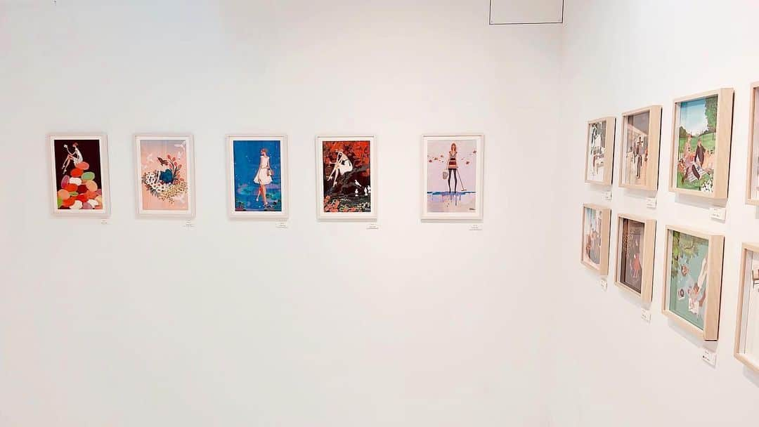 吉岡ゆうこさんのインスタグラム写真 - (吉岡ゆうこInstagram)「個展&トリビュート展、天候が不安定の中午後から沢山のお客様にいらして頂いて嬉しい2日目でした✨長年の友やパレットの恩師や装丁家の方、通りすがりの方、熱心に何十分も見て頂いた方、遠くからお越し頂いた同業の方など様々な方にいらして頂きました。明日から中盤です！よろしくお願いします  特設サイトはコチラ↓ yukoyoshioka-exhibition0808-0813.com  #illust #illustration #instaart #fashionillustration #artwork #digitalart #girl #drawing #イラストレーション #yukoyoshioka #digitalpainting #ファッションイラストレーター #插画 #일러스트 #吉岡ゆうこ #illustagram #coordinate #japaneseillustrator  #イラストグラム #soloexhibition #passepied #popularitystudio #clearfile #goods #passepied #吉岡ゆうこ個展 #吉岡ゆうこトリビュート展」8月9日 22時31分 - yukoyoshioka_illustrator