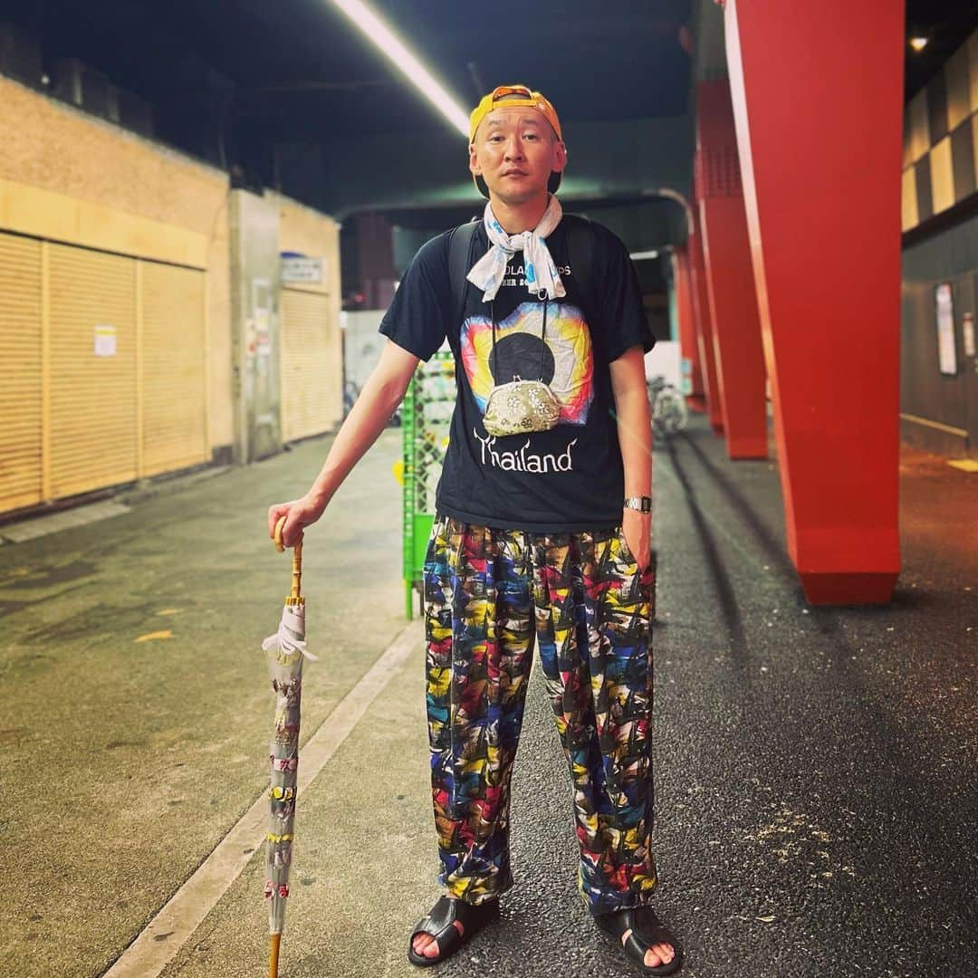 市川刺身さんのインスタグラム写真 - (市川刺身Instagram)「今日の服装。 朝イチ収録から渋谷でライブ。  朝早起きで寝ぼけ眼で手に取ったタイの皆既日食のTシャツ。 そいつに合わせて色まみれの履きやすさバツグンのイージーパンツ。 十四才で購入した交通安全の帽子。 パンサーの尾形さんがめちゃくちゃ褒めてくれました。 黒の便所サンダルに手ぬぐいにmont-bellのメッシュリュックで食べ物の傘。  朝から久しぶりのガッツ100%に行かせて頂いて渋谷でライブ終えてスロッピの松間さんといぬの太田さんに天下一品でご馳走になって家帰宅してリモート打合せ前に慌てて高架下で携帯置いて撮りました。 明日も早く起きなければ。 振り絞って頑張ろう。 松間さん太田さんありがとうございます。  #今日着た服 #ファッション #古着 #ガッツ #雨」8月9日 22時33分 - soitsudoitsu