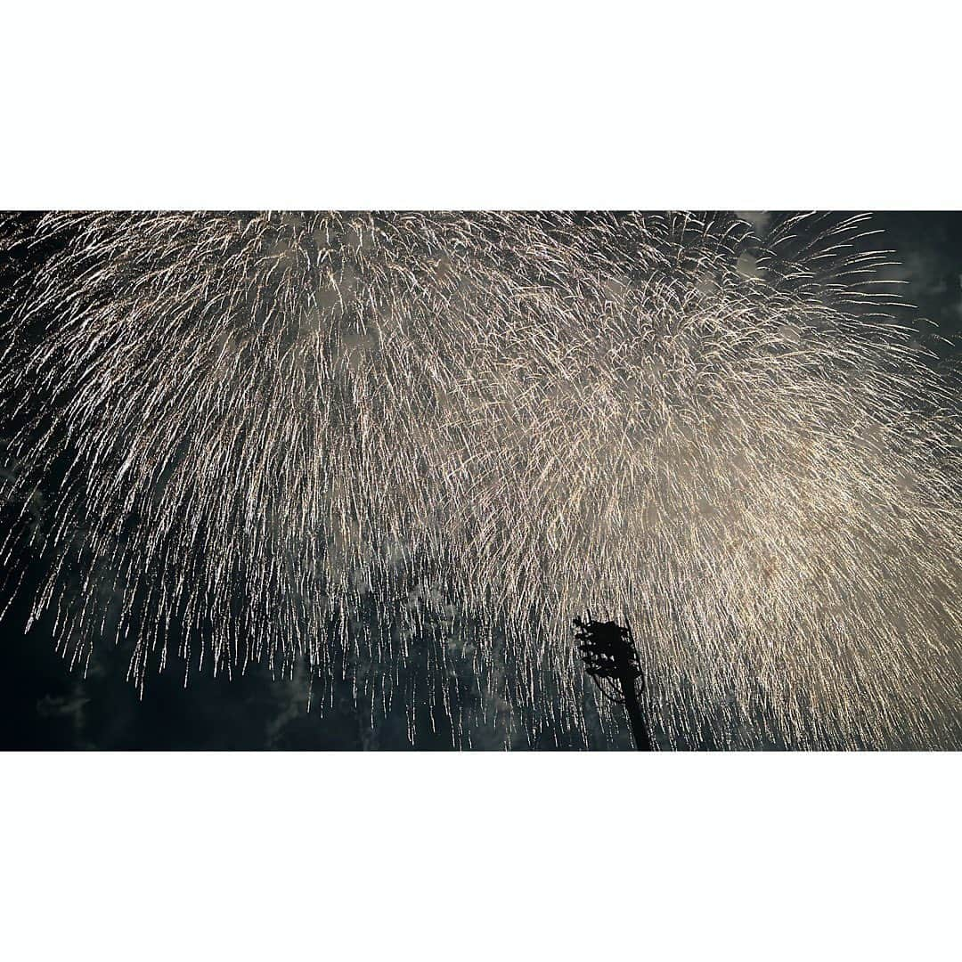 望月みささんのインスタグラム写真 - (望月みさInstagram)「東京競馬場での花火大会〝東京sugoi花火2023〟へ🥹💕  松任谷由美さんの数々の名曲に合わせて超間近で花火を拝む👏という初体験にテンションぶち上げでございました😭 近すぎて、花火の大きな破片があちこちに🎆 想い出にいくつか拾って帰りました🥺 花火も音楽も、大好き家族と過ごす時間も全てが感動🧡 この夏の…いや、一生の思い出っ🥹 たっくさん動画を撮ったのだけど、いつでも動画観ながらビール飲める勢い🍻w  この日を境になのりのは〝♬はぁ〜るぅ〜よぉ〜とおきはるよー♬〟と一曲覚えたご様子w🎤  #時差スタグラム#花火大会#東京競馬場#東京sugoi花火#松任谷由美#🎆#🐴#🧡#真夏の夜の夢」8月9日 22時34分 - mochizuki.misa