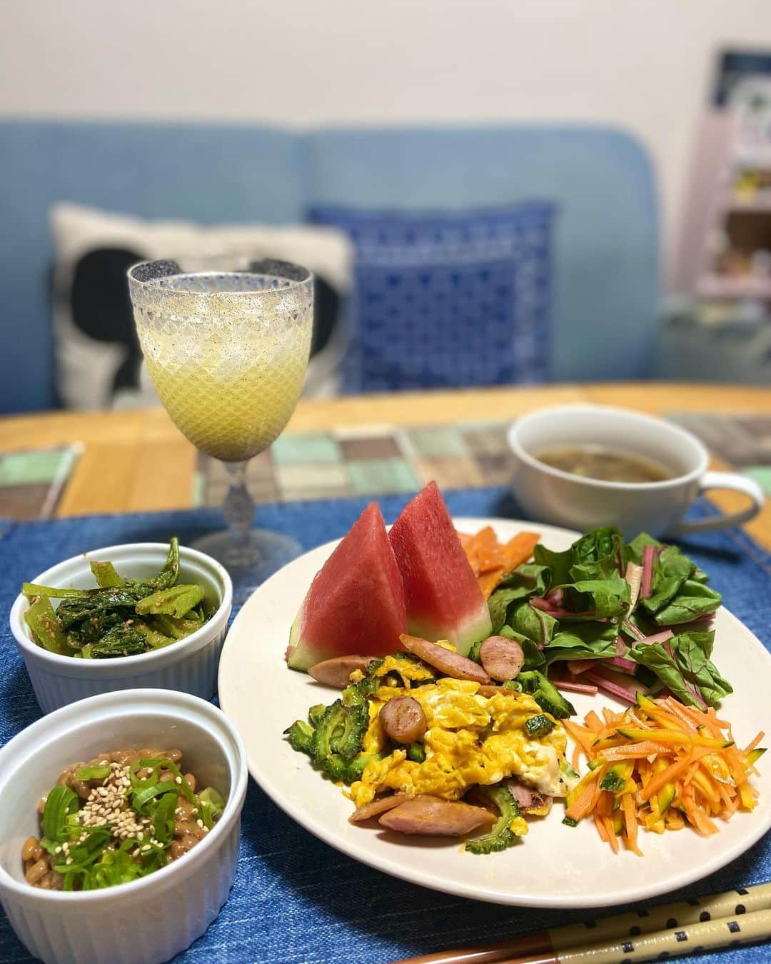 lalapinkのインスタグラム：「夜ごはん🍴  冷蔵庫にあるものを使い切るため野菜ばかりのメニュー🥬  ⭐︎ゴーヤチャンプルー ⭐︎にんじんとかぼっコリーのラペ ⭐︎小松菜のごま和え ⭐︎納豆 ⭐︎しいたけとネギのとろみスープ ⭐︎スイカ  #よるごはん #夜ごはん #夕飯 #夕食 #ゴーヤチャンプルー #納豆 #スイカ #おうちごはん」