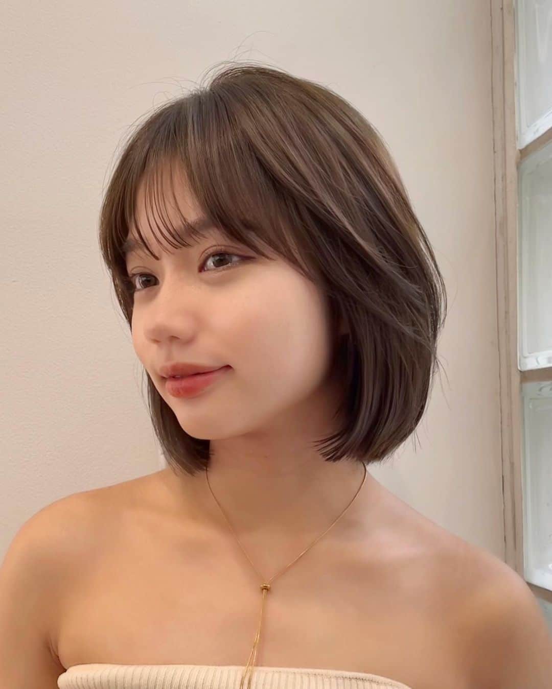 のインスタグラム：「#顔まわりのあるタッセルbob 綺麗な毛流れをつくるカットでポイントをプラス✨  暗くても透ける#オリーブベージュ 🌿  #韓国ボブ#タッセルボブ#くびれボブ#カジュアルヘア#レイヤーカット#透明感カラー#グレージュ#グレージュカラー#オリーブベージュ#オリーブグレージュ#顔周りレイヤー#フェイスレイヤー#カジュアルヘア#くびれヘア#透明感ヘア #SHIMA原宿#原宿美容室#SHIMAHARAJUKU」
