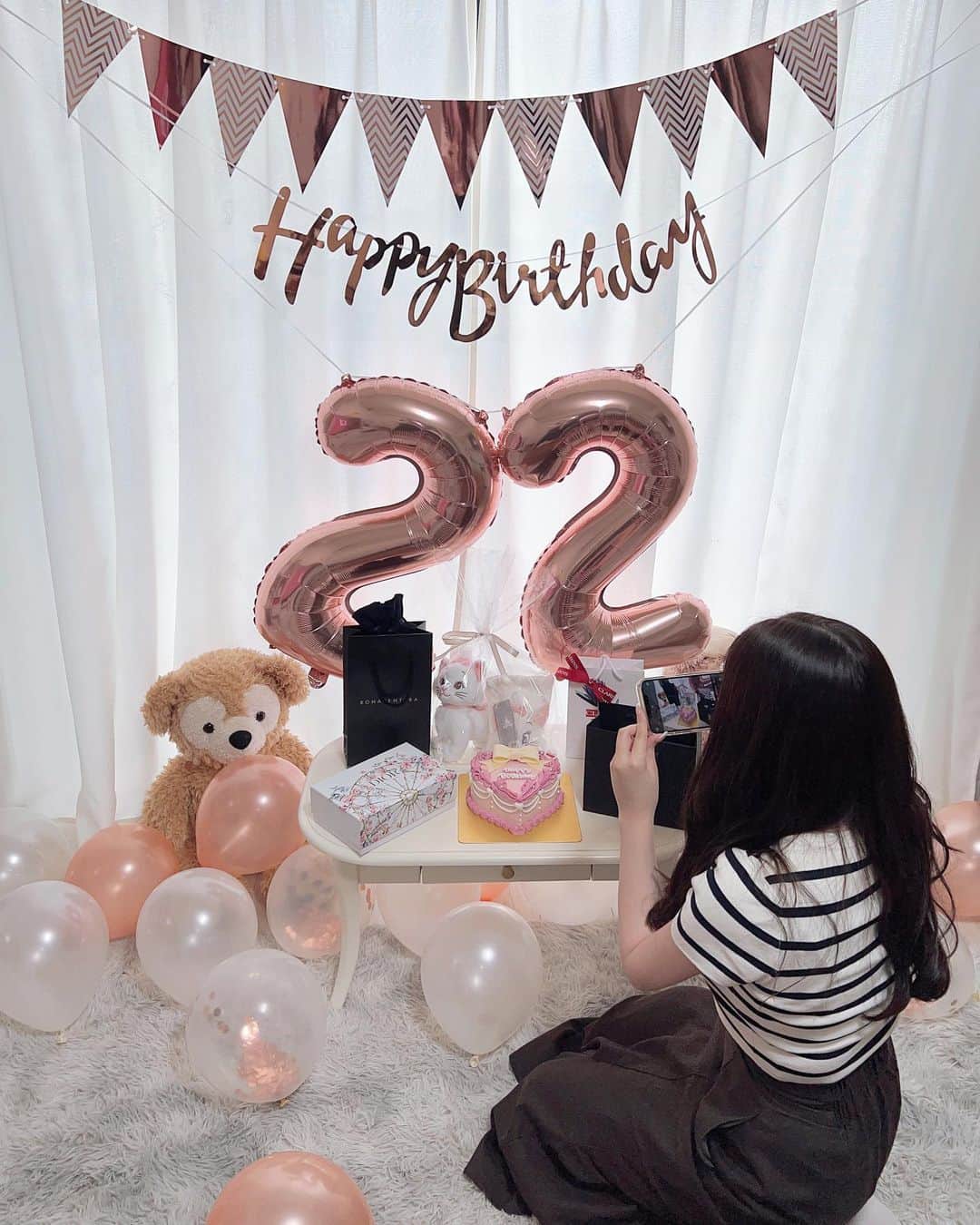 しみずくるみのインスタグラム：「地元の友達のお誕生日🌼 ・ 質問たくさん来たケーキは @cakewith_tokyo です🎂 可愛いデザイン沢山あってカスタムしながら選ぶの楽しかった🫶🏻 ・ ・ ・ #オーダーケーキ #ケーキ #バースデーケーキ #cakewith_PR  #cakedesign」