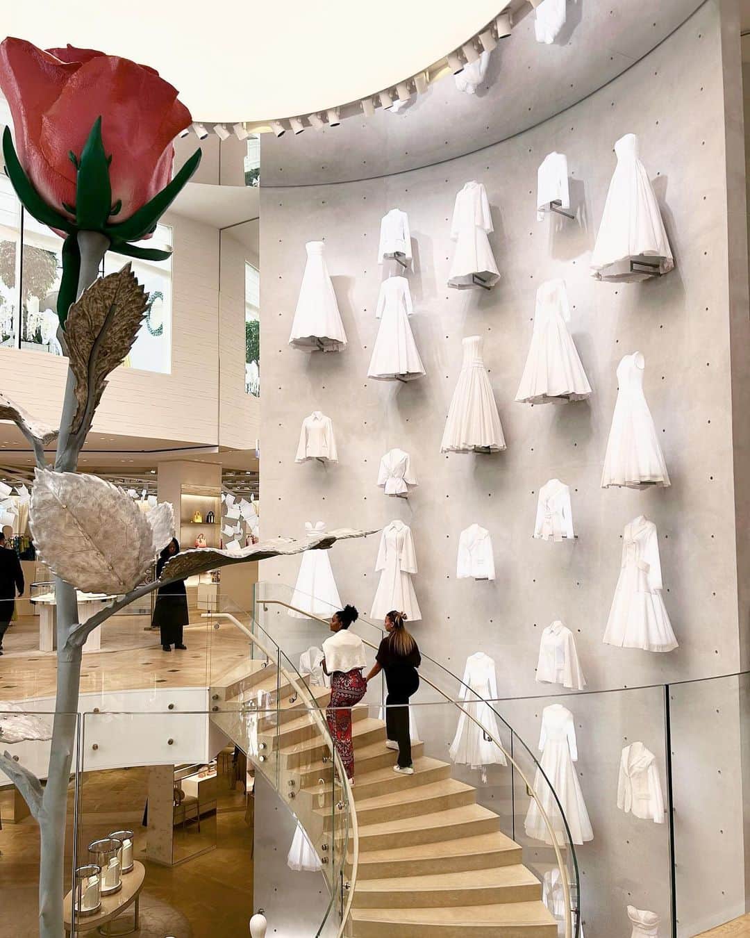 大崎佑実さんのインスタグラム写真 - (大崎佑実Instagram)「.  Dior Montaigne通り店🇫🇷🤍 食器の細部までDiorの可愛さが詰まってて とても素敵空間だった🥰」8月9日 22時42分 - osaki_yumi