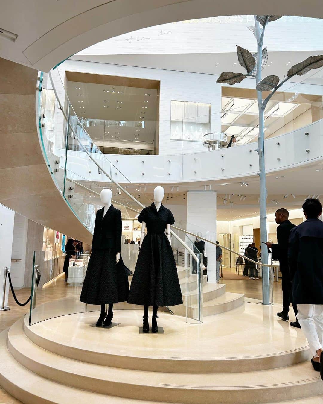 大崎佑実さんのインスタグラム写真 - (大崎佑実Instagram)「.  Dior Montaigne通り店🇫🇷🤍 食器の細部までDiorの可愛さが詰まってて とても素敵空間だった🥰」8月9日 22時42分 - osaki_yumi