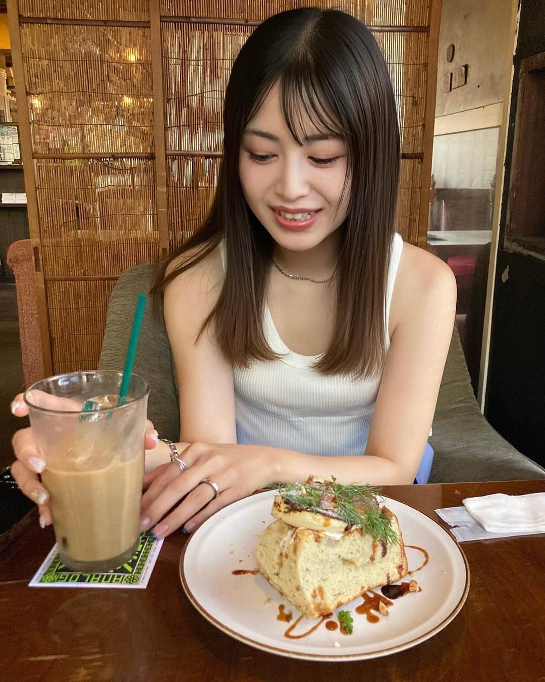 佐久間采那のインスタグラム：「.  楽しげ❕  ケーキに乗ってるハーブ食べたらしまが面白いほどにびっくりしてたの、バランだと思ったらしい（笑）」