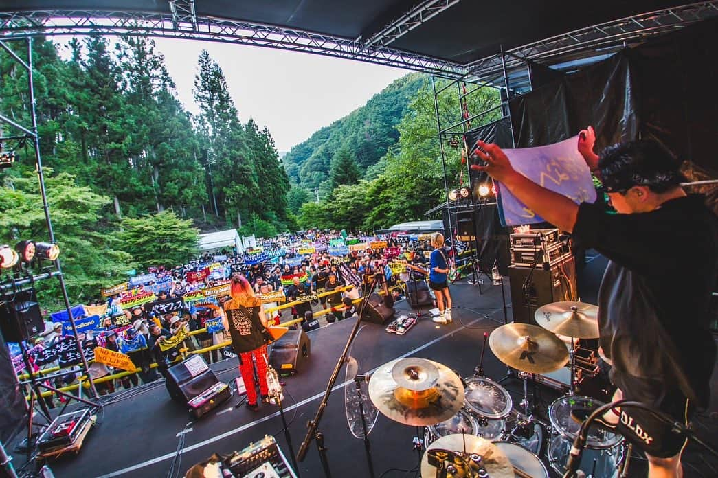 あやぺたのインスタグラム：「焼來肉ロックフェス2023   2023年7月23日(日) 飯田 野底山森林  photo by @naoto_iwabuchi_」