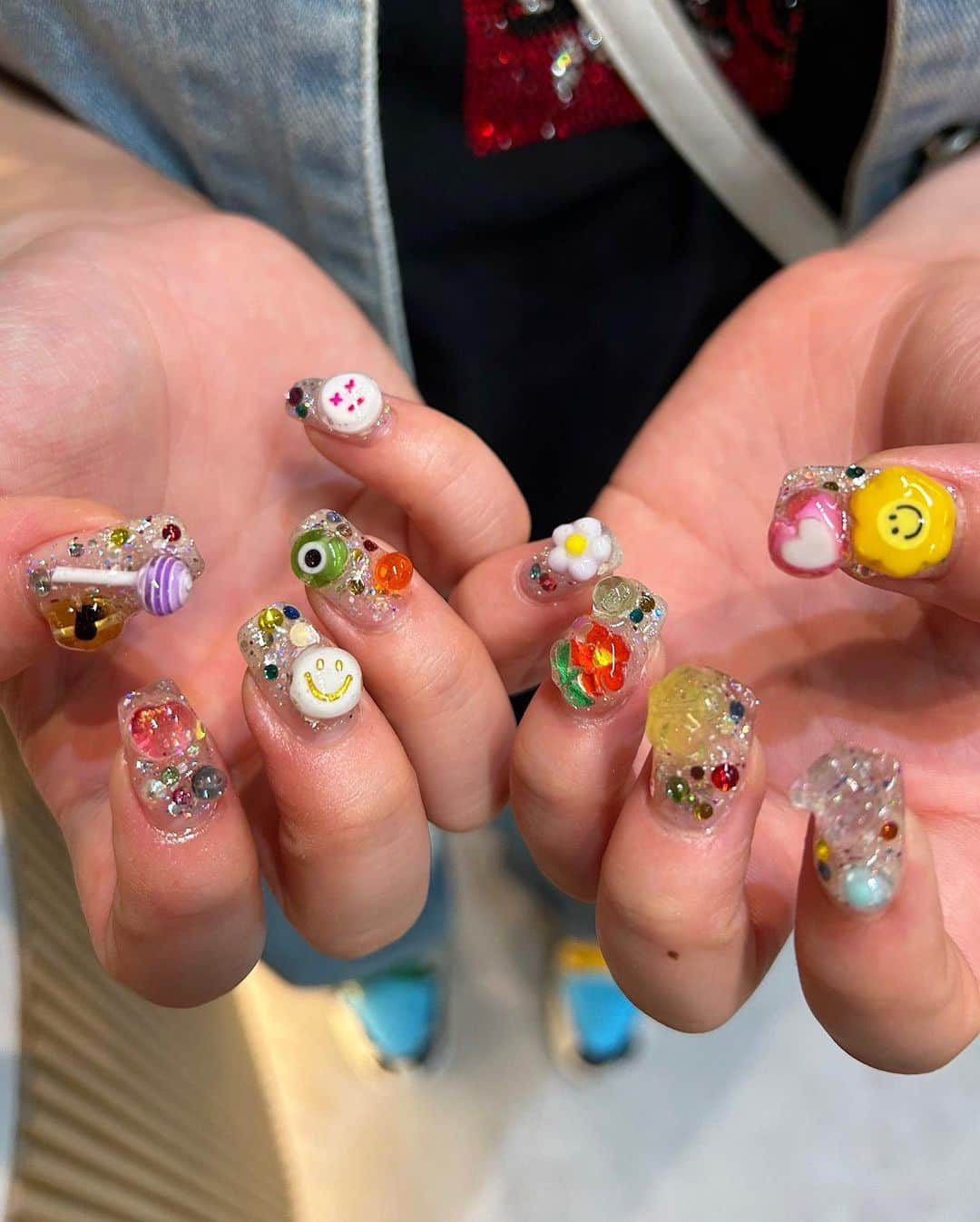 那須川梨々さんのインスタグラム写真 - (那須川梨々Instagram)「🎱✨🧿🌈🌱🩷🌻🦋🍭  New nail🫶🏻💅 今回のテーマは【🎁宝箱ネイル💎】  7月はシンプルだったから今月はとことん派手にした😂  いつもいつも可愛いネイルをありがとうございます🩷🩷🩷 @chizuru___enoi  りりの好みを分かってくれててめちゃありがたいっ❕🌈  これでお仕事も元気いっぱいで頑張りますっっっ🦋✨  #new #newnail #newnails #ネイル #ネイルデザイン #ネイルチップ #ジェルネイル #スクエア #スクエアネイル #長さ出し #宝石 #宝石ネイル #ニコちゃん #ニコちゃんネイル #派手ネイル #キラキラ #キラキラネイル #もりもり #ガチャガチャ #トレンドネイル #nike #nikeshoes #nikedunk #dunk #デニム #デニムコーデ #デニムパンツ #デニムジャケット #ストリートコーデ #green」8月9日 22時56分 - riri_0710