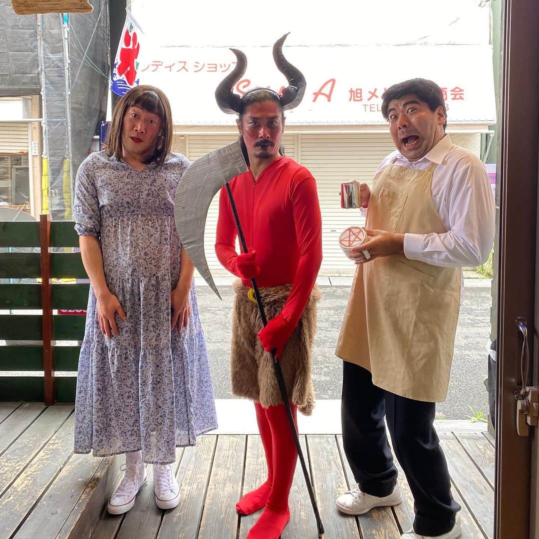 蛭川 慎太郎のインスタグラム：「バリスタの皆様に注意喚起です！ ラテアートに星描かないで下さい！ 何万分の一かの確率で魔法陣になってサタン出て来ちゃいます！ #有吉の壁」