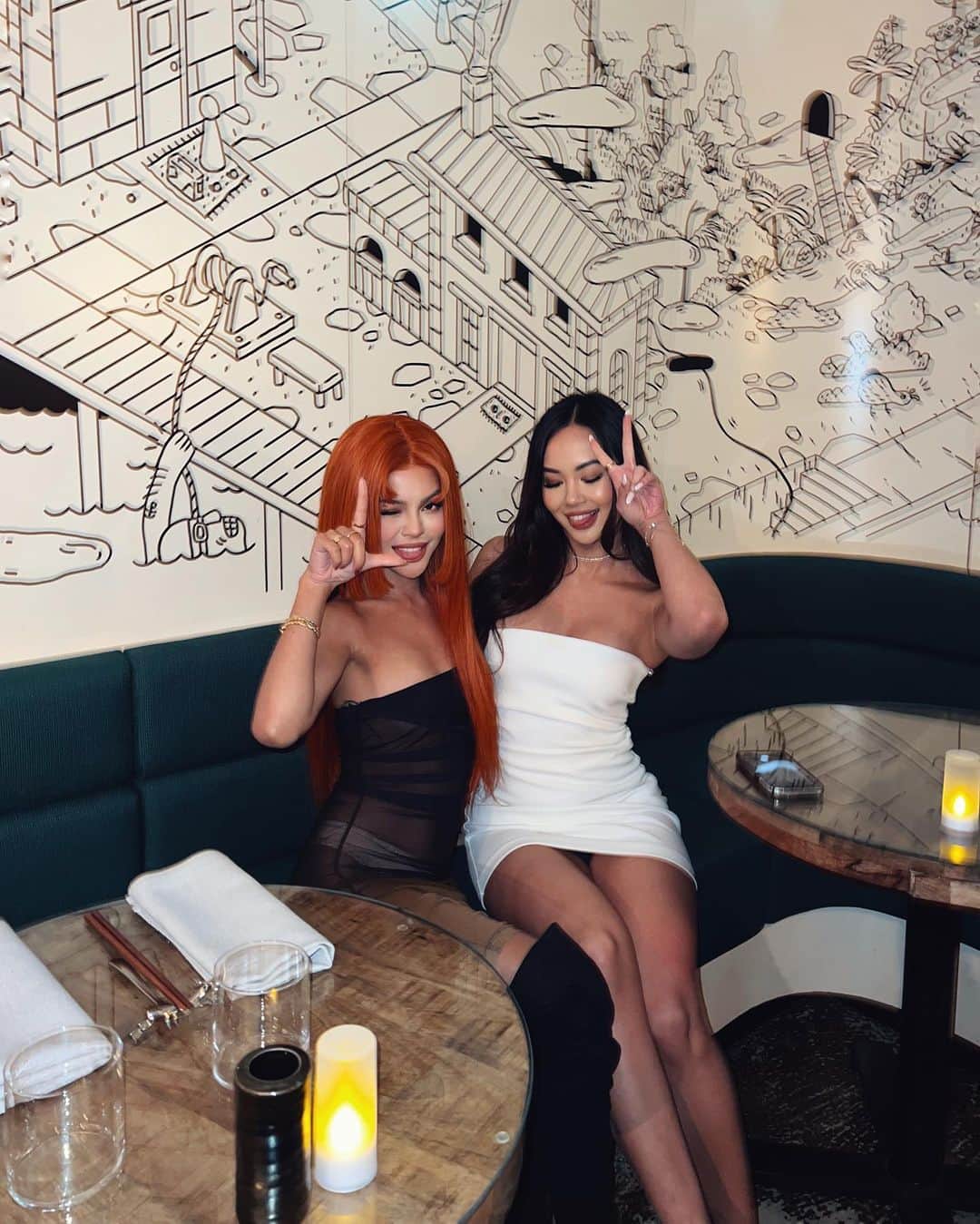 リリーマイマックのインスタグラム：「Fine dining with the finest 👯‍♀️👯‍♀️👯‍♀️ #LeoSeason in full swing 🔥 @izy.aki」