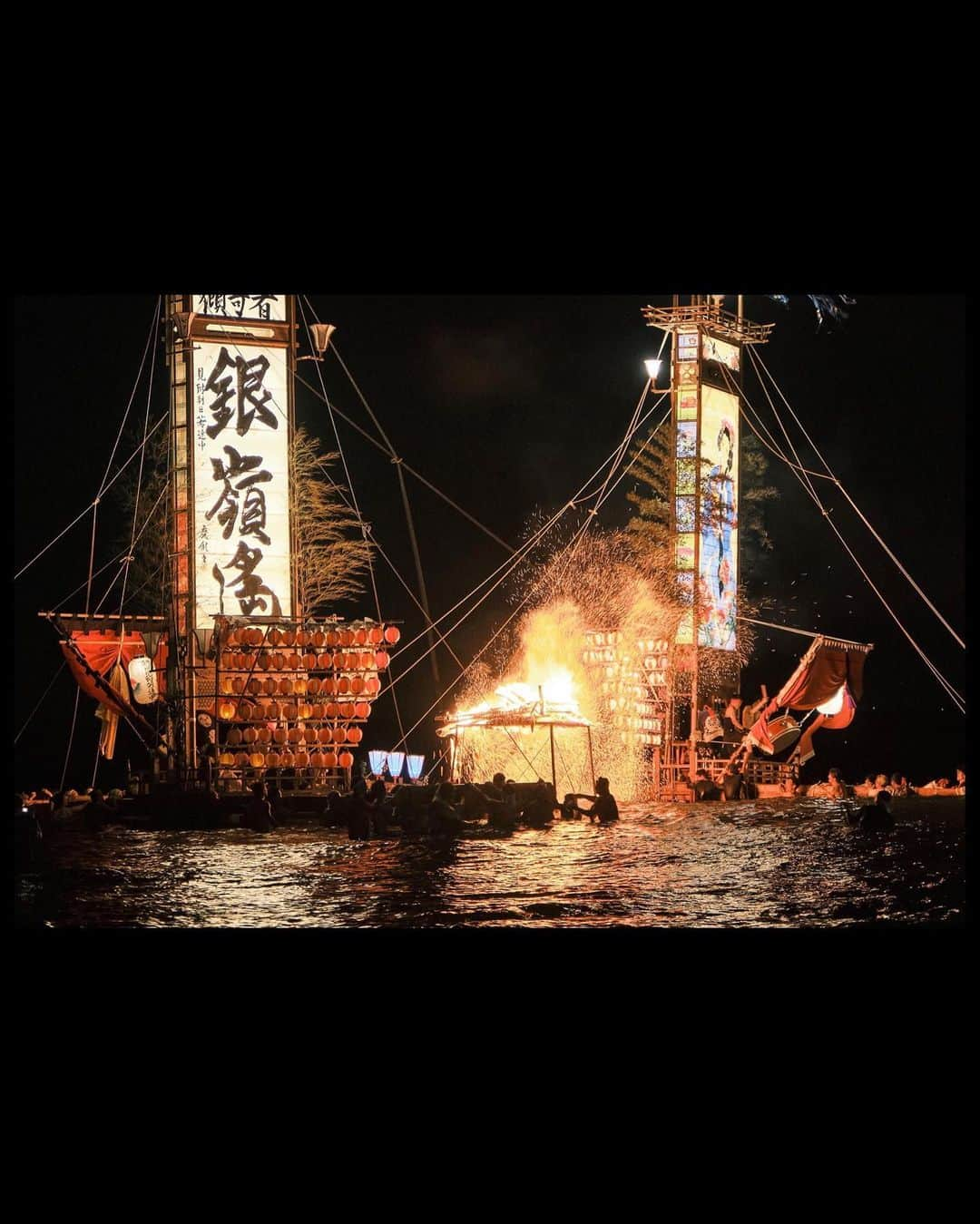 plus_thinkingさんのインスタグラム写真 - (plus_thinkingInstagram)「熱い祭りに心躍る(夜の部) . 夜10時過ぎ いよいよ祭りもクライマックス いざ海へ！ . camera: X-T3 lens: FUJINON  XF16-80㎜F4 R OIS WR . #今日もX日和 #beautifuljapan #snapJapan #宝立七夕キリコ祭り #珠洲市」8月9日 22時54分 - plus_thinking