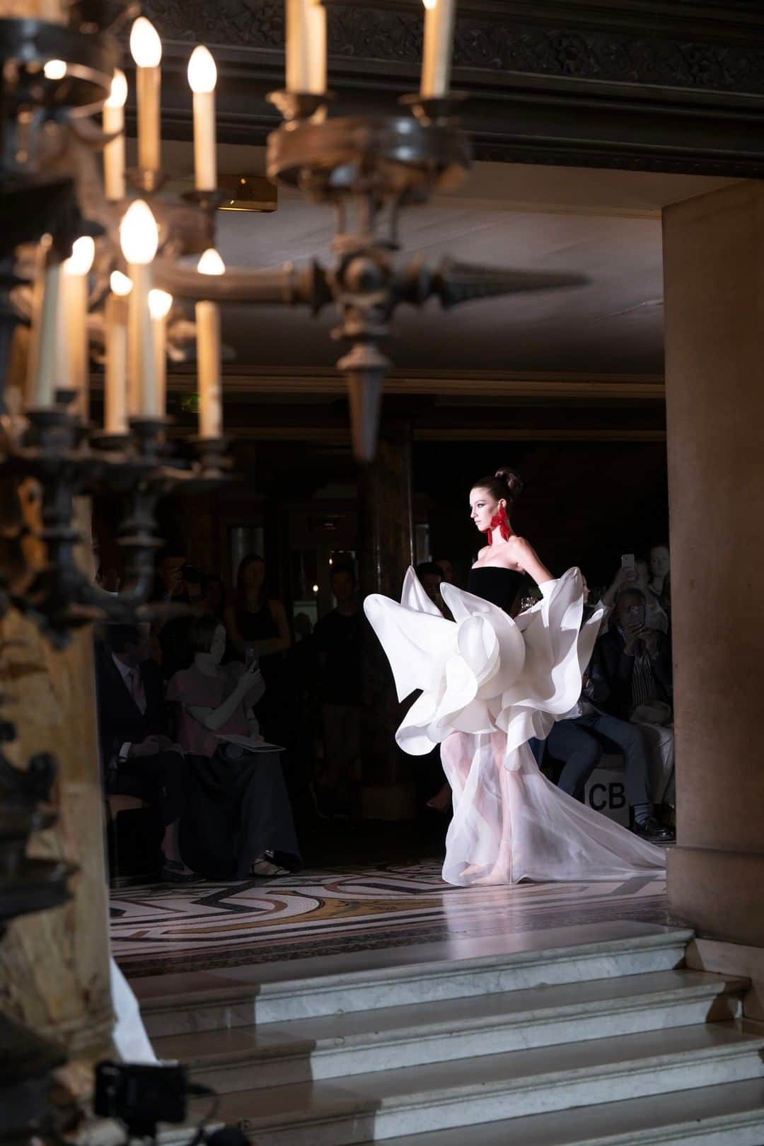 ステファンローランのインスタグラム：「Long "Traviata" dress with a black velvet corset and a sculptural skirt in white organza. Each petal of organza has been shaped manually.   #StephaneRolland #HauteCouture #FW23」