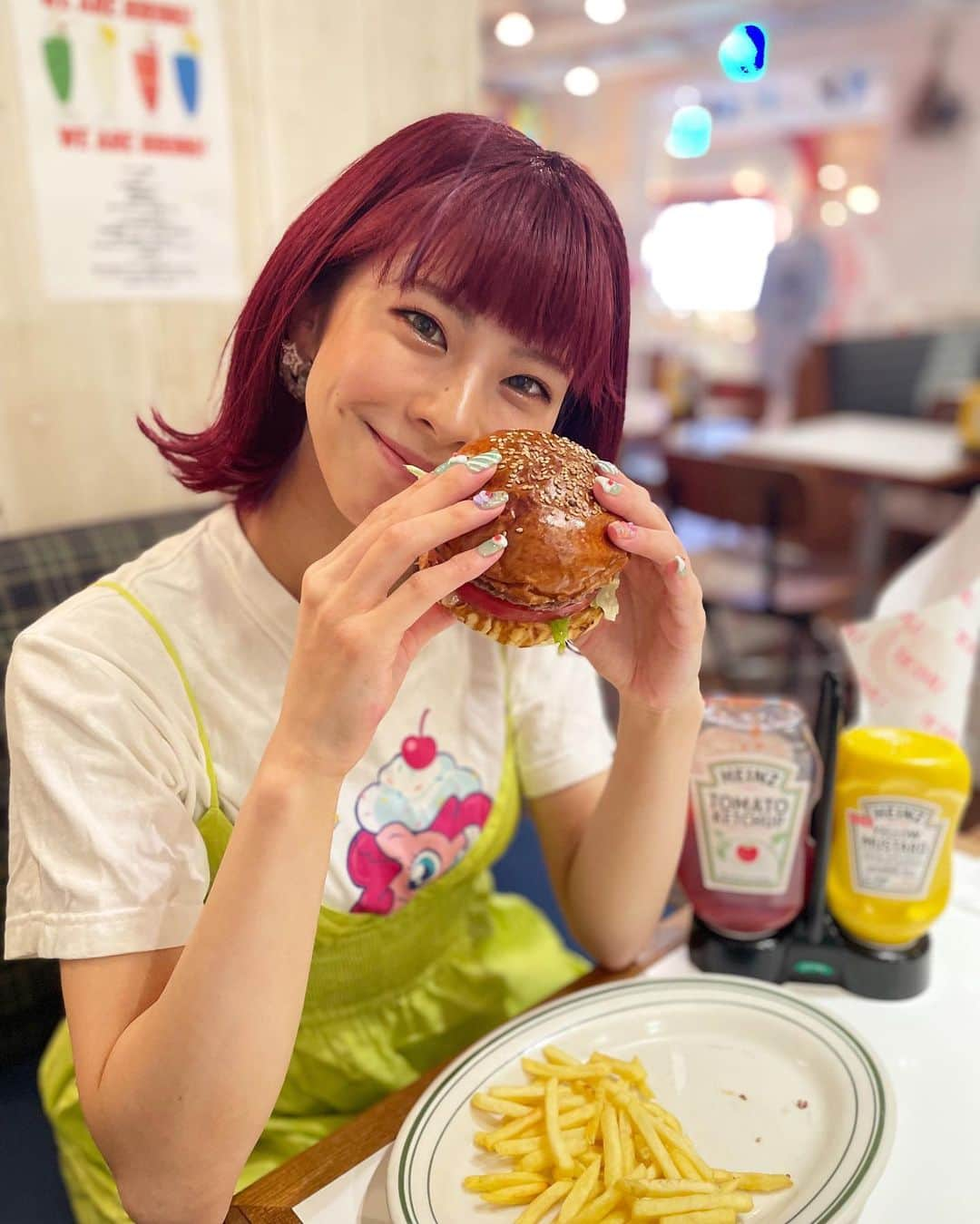 桜花りなのインスタグラム：「【🍔♡】 皆は何バーガーが1番好き〜?? 私はケンタッキーの「和風カツ」が 大好きなんだっ！食べたことない人 絶対に食べてみて欲しいーーー😍!! この夏は沢山食べて元気に過ごそっ！」