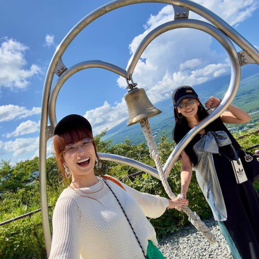 富田麻帆さんのインスタグラム写真 - (富田麻帆Instagram)「昔話 カチカチ山の舞台となった 天上山に行ってきました！！！  めちゃくちゃ景色が綺麗だったー！  #カチカチ山 #たぬき #うさぎ #天上山 #ロープウェイ #河口湖 #富士山パノラマロープウェイ  #晴れ女  #まほあい #相羽あいな #富田麻帆」8月9日 23時13分 - maho_tomita6261