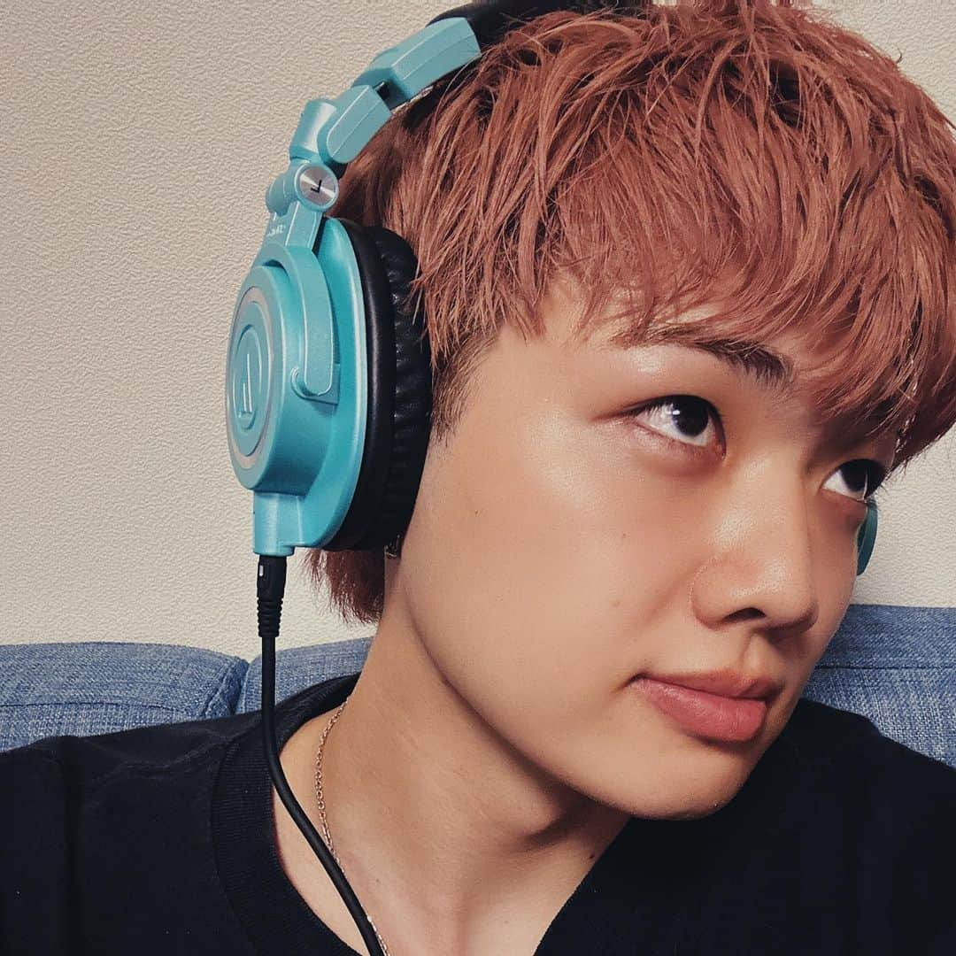 Ryuga（まるりとりゅうが）のインスタグラム：「いつも使ってるaudio technica ATH-M50x の今季限定カラー🩵が可愛かったから絶対欲しかったんだけど、家族が誕生日でプレゼントしてくれました✨ レックでヘッドホンは何個あっても嬉しいからハッピー🕺 早速このモニターヘッドホンを使ってギターレックしたよん🎸  #audiotechnica #athm50x」