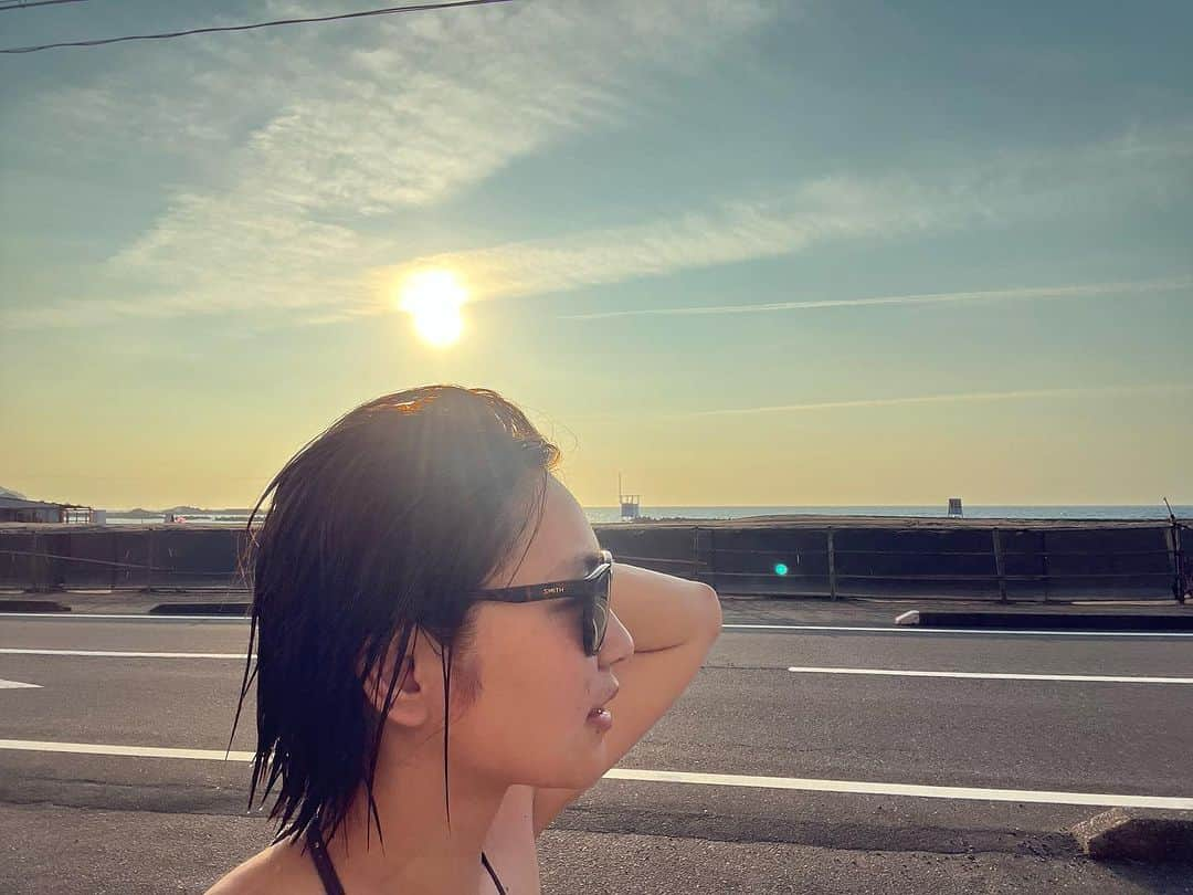 内山ミエさんのインスタグラム写真 - (内山ミエInstagram)「夏！ 海！  うん  最高！  最近気がつくとうっかり水浴びばかりしている！ 1人わき目もふらず！思うがままに全力で、 まっすぐに！・・・という感じなので、そのうち男の子(KIDS)というか少年にになりそぉ🥺💦  #海水浴 #海 #ノンフィルター #smithoptics  #サングラス」8月9日 23時08分 - mieuchiyama