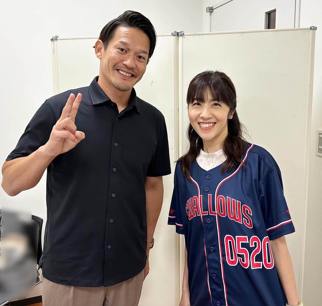 新保友映のインスタグラム：「今日は「つば九郎DAY2023日替わりゲストトークショー」のMCを担当させていただきました🎤ゲストは坂口智隆さん✨ つば九郎とのかけ合い、もうホント面白くて、会場が笑いの渦に😆今日もオシャレでカッコよくて、会場全体から黄色い声援でした😎 つば九郎は、当たり前ですが✨面白すぎて、可愛くて、色々な面を見せてくれました✨ 来て下さったみなさん、つば九郎、坂口さん、スタッフの皆さんありがとうございました🥰  背番号入りのクルーユニを作っていただけたんです…🥹選手の皆さんと同じ番号になるのは野球ファンとして畏れ多いので、自分の誕生日の4桁に👑幸せすぎます…   そして観戦、応燕⚾️ 最高の試合でした…😍✨   #つば九郎 さん #坂口智隆 さん #つば九郎day  #スワローズ #swallows #ヤクルト #ヤクルトスワローズ #東京ヤクルトスワローズ #トークショー #MC #司会 #野球 #アナウンサー #フリーアナウンサー」