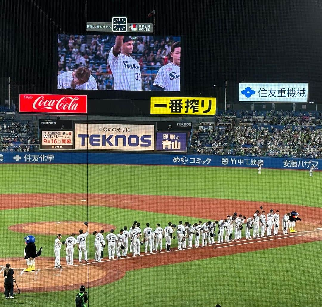 新保友映さんのインスタグラム写真 - (新保友映Instagram)「今日は「つば九郎DAY2023日替わりゲストトークショー」のMCを担当させていただきました🎤ゲストは坂口智隆さん✨ つば九郎とのかけ合い、もうホント面白くて、会場が笑いの渦に😆今日もオシャレでカッコよくて、会場全体から黄色い声援でした😎 つば九郎は、当たり前ですが✨面白すぎて、可愛くて、色々な面を見せてくれました✨ 来て下さったみなさん、つば九郎、坂口さん、スタッフの皆さんありがとうございました🥰  背番号入りのクルーユニを作っていただけたんです…🥹選手の皆さんと同じ番号になるのは野球ファンとして畏れ多いので、自分の誕生日の4桁に👑幸せすぎます…   そして観戦、応燕⚾️ 最高の試合でした…😍✨   #つば九郎 さん #坂口智隆 さん #つば九郎day  #スワローズ #swallows #ヤクルト #ヤクルトスワローズ #東京ヤクルトスワローズ #トークショー #MC #司会 #野球 #アナウンサー #フリーアナウンサー」8月9日 23時12分 - tomoemoe0520