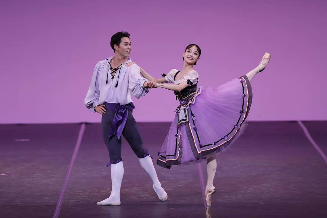 草刈民代さんのインスタグラム写真 - (草刈民代Instagram)「ローラン・プティ HOMAGE『INFINITY – PREMIUM BALLET GALA 2023-』  第一部  ①ゼンツァーノの花祭り 秋山瑛・江部直哉  華やかでありながらシックな色合いの衣装は丸山敬太さんデザイン。このバレエは、まさしく”ゼンツァーノの花祭り”が舞台（実際の地名の表記はジェンツァーノとなっています）。敬太さんの衣装によって、とてもリアルに、花祭りに訪れた男女が表現されていました。体調不良のため降板した 玉川貴博さんの代わりに江部直哉さんが踊ってくださったのですが、江部さんは2日しか稽古の期間がなかったにも関わらず（しかも本人は10年ぶりと言っているのに）難なく通せて、稽古を見ていた私は本当に驚きました。秋山瑛さんも独特な可愛さが活かされた踊り。まさかこの二人が踊ることになるとは想像すらしていませんでしたが、作品の持つ牧歌的で素朴な雰囲気が出ていてとても良かったです。  ② ドリーブ組曲 大谷遥陽・ 吉山 シャール ルイ  体調を考慮し、降板せざるを得なかった太田倫功さんの代わりに出演してくれた吉山シャール ルイさん。お忙しい中、公演の出演をお引き受けいただいたシャールさんには感謝です。「ドリーブ組曲」は現オペラ座芸術監督の ジョセ・マルティネスさんが2003年に創作した作品。大谷遥陽さんはマルティネスさんがスペイン国立バレエの芸術監督時代に所属していて、この作品を何度も踊ったそうです。フレンチスタイルのネオクラシックとも言えるこの作品は、振付家の大らかさが現れ、ダンサーの個性が自由に活かせる楽しい作品。二人の生き生きとしたパフォーマンスが印象的でした。  ③ドン・キホーテ 佐々晴香・三森健太郎  晴香さんは一昨年までスウェーデン王立バレエに所属していたので、二人はバレエ団の先輩と後輩でもありました。一緒に踊るのは初めてだったそうですが、バレエ団の芸術監督のニコラ・ル・リッシュさんにもリハーサルをしていただけて、とても息のあった踊りを見せてくれました。三森さんは最初、先輩晴香さんと遠慮がちに踊っていましたが、リハーサルを重ねるにつれ晴香さんの頼もしいパートナーに。私がヌレエフ版を初めて見たのは1980年代。その頃は新たなスタイルの振り付けに違和感すら感じたものでしたが、今となってはこの「ヌレエフ版」、バレエを進化をさせたレジェンドの哲学が散りばめられた作品として、多くのダンサーにとっての憧れの演目となっているのではないでしょうか。清々しい「ドン・キホーテ」でした。  ④チャイコフスキー　パドドゥ 石原古都・ハリソン・ジェイムス  バランシンの作品は物語のない「プロットレス・バレエ」と言われ、「音楽の視覚化」と表現されてきました。確かに言語に置き換えて語れる「物語」はないかもしれないけれど、バランシンの舞踊言語によって語られ、紡がれる「情緒」は存在します。そもそも踊りは抽象的な表現。今、世の中に様々なダンスが流通していることもあり、人々の、身体表現を汲み取る力は高くなってきているはずです。 　31日の公演には、朝日小学生新聞、中学生新聞の記者たちを招いていました。終演後、小学生記者たちに「今日観ていて、何を観ているかわからなかったと感じた人はいましたか？」と質問したとき、全員が首を横に振り「わかりました！」と積極的に答えてくれたのは、とても嬉しいことでした。  さて、ハリソンさんは女性を自在に踊らせるスーパーパートナー。まず、その力量に目を見張りました。そして、古都さんは北米で培ってきた華麗な技術を披露。このチャイコフスキーパドドゥも、最近ではなかなか上演許可が降りない演目のようです。二人はこの作品ならではのダイナミズムと華やかさを表現し、場を盛り上げてくれました。  ⑤ダイアモンド 加冶屋百合子・木本全優  加冶屋さんはヒューストンバレエで、木本さんはウィーン国立バレエで、この作品を踊っています。別のバレエ団で活動している二人がこの「ダイアモンド」のパドドゥを踊るというちょっと珍しい試み。バランシンはアメリカのバレエに多大な影響を及ぼした大振付家。アメリカでは、バランシンの情緒を大切に作品が踊り継がれているようです。ヨーロッパの劇場で踊っている木本さんは、今まで習ってきた解釈とは別の形で作品を理解し稽古を重ねました。その結果、さらにエレガントになっていったのが興味深かったです。 細部まで理解できてくればくるほど、自由に表現できるようになってくるのかもしれません。百合子さんは何度もこの作品を踊っていると思いますが、彼女の真摯な取り組みも素晴らしかった。ベテランの二人が更なる高みに挑戦している姿は、お客様にも、若いダンサーたちにも大きなインスピレーションを与えてくれたことでしょう。  @yuriko_kajiya @kotoishihara @harukasassa @haruhi0309 @keigo_fukuda_ @masayukimoto @naoyaebe @charleslouis0829 @kentaro_mitsumori @h.j.kiwi @keitamaruyama  @takahiro.tamagawa @riku_ota @luigi.bonino」8月9日 23時12分 - tamiyo_kusakari_official