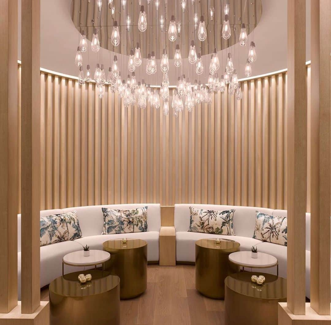 ビーナス・ウィリアムズのインスタグラム：「The recently renovated @vstarrdesign custom designed spa lounge at @pganational  The custom chandelier was designed with @yellowgoatdesign and inspired by water droplets cascading from tropical Florida canopies. For sure one of my favorite projects we have worked on, as I’ve been going to this spa my entire life. It was a real privilege to elevate this design, and loved working with our awesome team team at Vstarr 🌟」