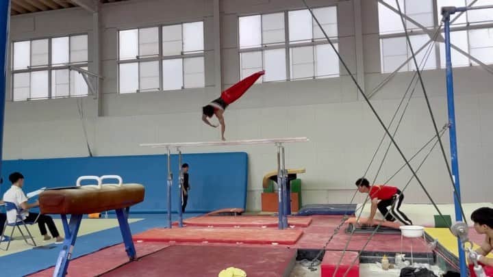 五島誉博のインスタグラム：「見学会に来ていただいた方、応援ありがとうございました！！ 最後の最後に大きなミスがありましたが、良い刺激をもらえながら演技ができました😁✨ まだまだシニアまで時間があるので修正して次はミスなく成功させます😤💪🏻 新しく構成を上げ調子の良かった平行棒で締めます😌 #見学会　#相好体操クラブ　#社会人競技部 #ギャッツン　#PB #復活の6種目」