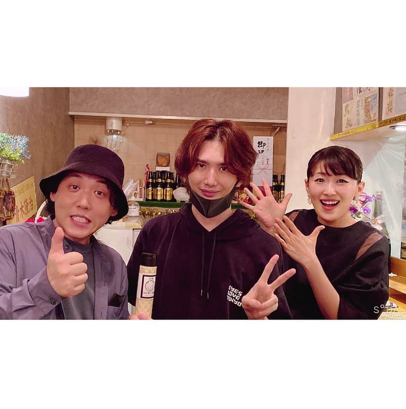 沙羅のインスタグラム：「Kinki Kidsの堂本光一さん、、ではなく！ Ninki Kidsのど〜も光一さんのお店、 【Lien(リアン)〜sweet home〜】さんへ お食事をしに行ってきました☺️  お寿司屋さんで8年修行された光一さんの お魚料理、全部めちゃくちゃ美味しかったです🥹❤️ この日は、しまあじを丸ごと１匹さばいて、 刺身や煮つけなどいろんな料理で楽しませてくださいました🐟 す、すごすぎます😳‼️  お店の居心地もよく、常連さんもみなさんあたたかく、幸せなひとときでした🍀  あ、白猫ドレッシングが美味しすぎたので📸 にんにくがきいたまろやかなドレッシング！ 光一さんのインスタからGetできます😊❣️ マジおすすめです✨  光一さん、あったかい時間をありがとうございました！また伺います🥳🍷  #1番好きなものまね芸人さん #NinkiKids さん #ど〜も光一☆さん #ど〜も剛☆さん #Lien #東十条にあります #お料理もお酒も美味しかったな〜 #オススメです🍷🐟🥩✨ #たむたむ #沙羅 #ものまね」