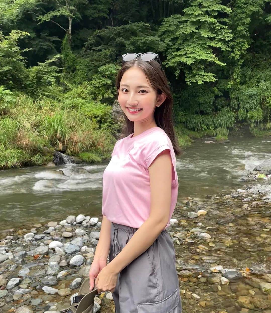 友廣南実のインスタグラム：「・ 念願の川遊び🏖！！  冷たーい水、めっちゃ気持ちよかった！🎐🍃 夏休みにしたいこと、着々と達成中〜✨💪  #川遊び #奥多摩 #夏休み #川」