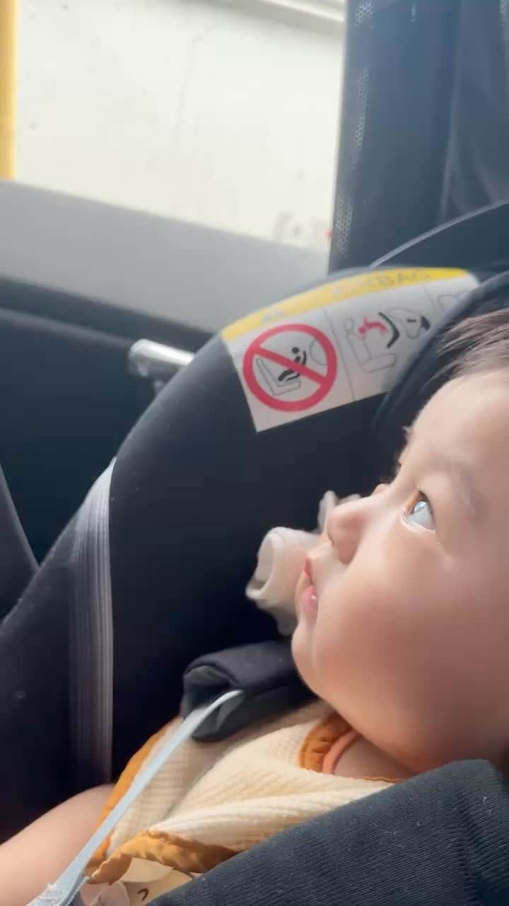 のインスタグラム：「洗車ちう🚗 めちゃくちゃ不安そう〜🤣 けど、泣かなかったね👍 #甥活」