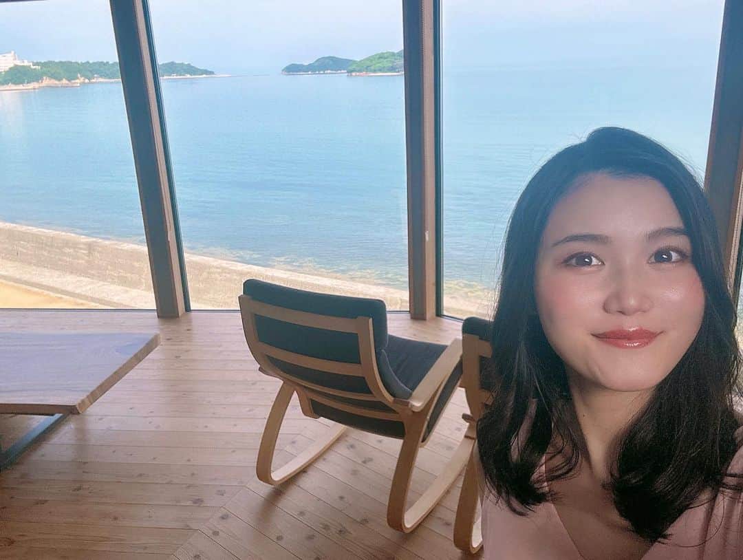太田理恵のインスタグラム：「目の前が海になってるヴィラめちゃくちゃ良かった〜🥺💖 広過ぎたけど😂 広いキッチンに調味料も食器も全部あるから自炊もできるし、テラスも広くて海はすぐだし、景色も最高だった💓 #アールヴィラさぬき津田　#香川旅行　#四国旅行　#ヴィラ　#女子旅　#オーシャンビュー　#アールヴィラ」