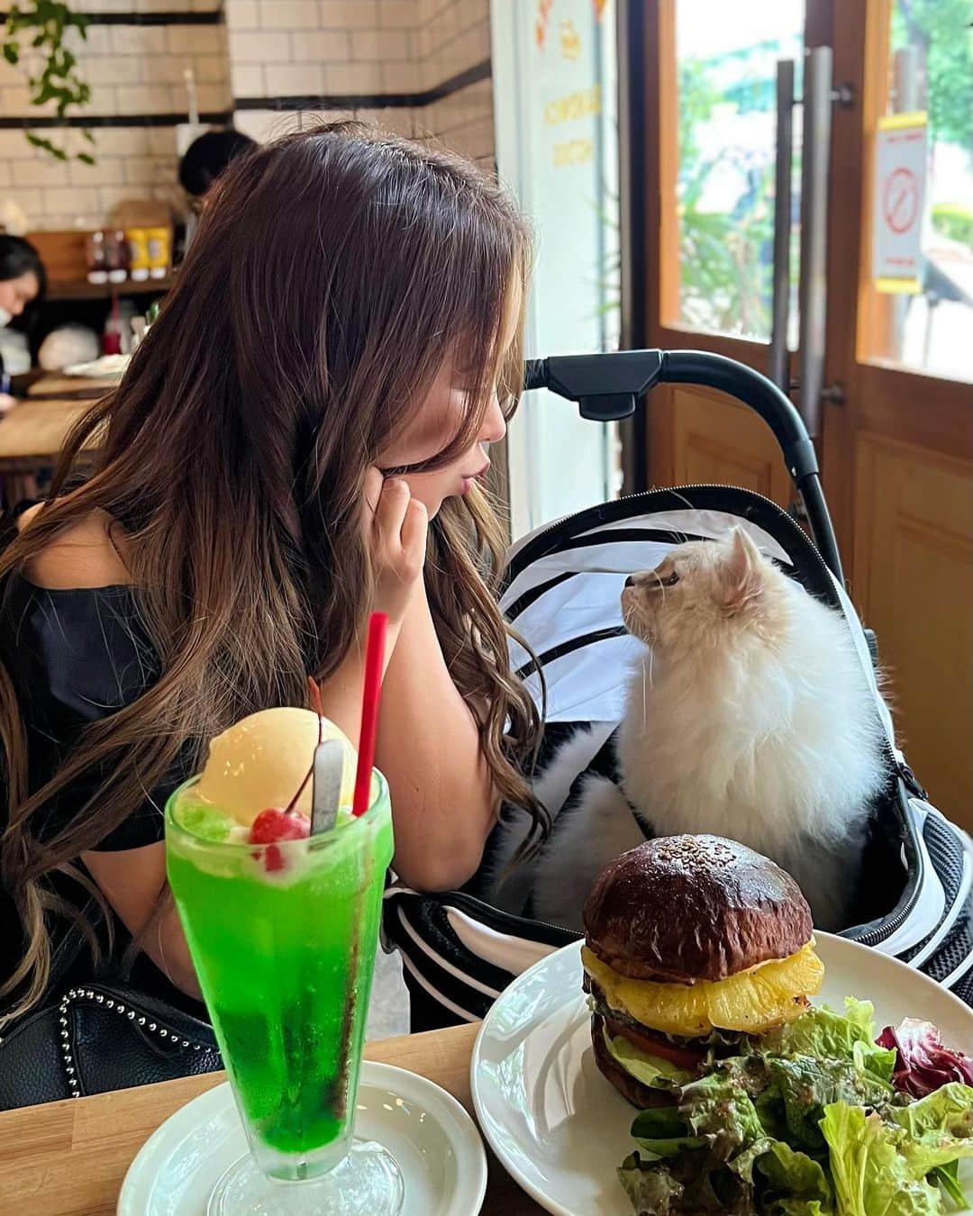 DJ NANAのインスタグラム：「今日はずっと気になってた ペットも一緒に入れるカフェ "In This Flavor" @in_this_flavor に ランチしに行ったよ🍽  ペットOKのカフェでも犬はOKでも 猫OKって珍しいから猫飼い勢には嬉しすぎる🐈💓  しかもいつもお散歩してる白川公園から すぐ近くなのもありがたい🚗💨  今日はブルーチーズ パイナップルバーガーと メロンソーダフロートを注文🍔🍍  まずバンズが外カリカリ中フアフアで めちゃくちゃおいしかった🤤 パイナップルとブルーチーズのソースの 甘じょっぱい感じも好きすぎた💓 そしてパティがめちゃ肉肉しい🍖  結構ボリューミーなんだけど ペロッと食べれちゃう 不思議なハンバーガーでした🍔💓 リピートは確定👍👍👍  今日はランチだからバーガーだけだったけど アップルパイとかプリンとかの デザートもめちゃくちゃ人気らしい🤤 次は絶対アップルパイたべる🍎  PR @in_this_flavor #INTHISFLAVOR #愛知カフェ巡り #愛知ランチ #愛知ランチ巡り #名古屋ランチ巡り #名古屋カフェ巡り #自家製ハンバーガー」