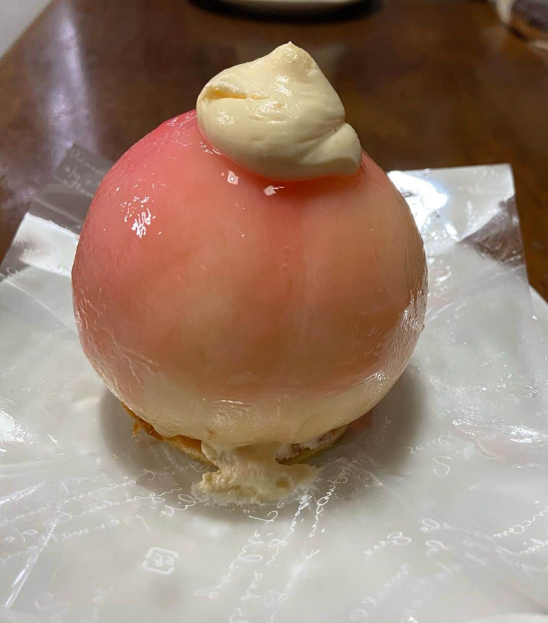 栗田よう子さんのインスタグラム写真 - (栗田よう子Instagram)「丸ごと一個の桃の中にクリーム。 これ、種取るの大変だよね。」8月9日 23時28分 - yoko1960327