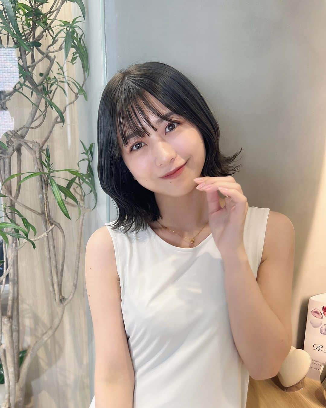 篠崎彩奈のインスタグラム：「. そういえば最近髪を切りました💇🏻‍♀️ 結構切ったのにあまり気づかれません。 #寂しい」