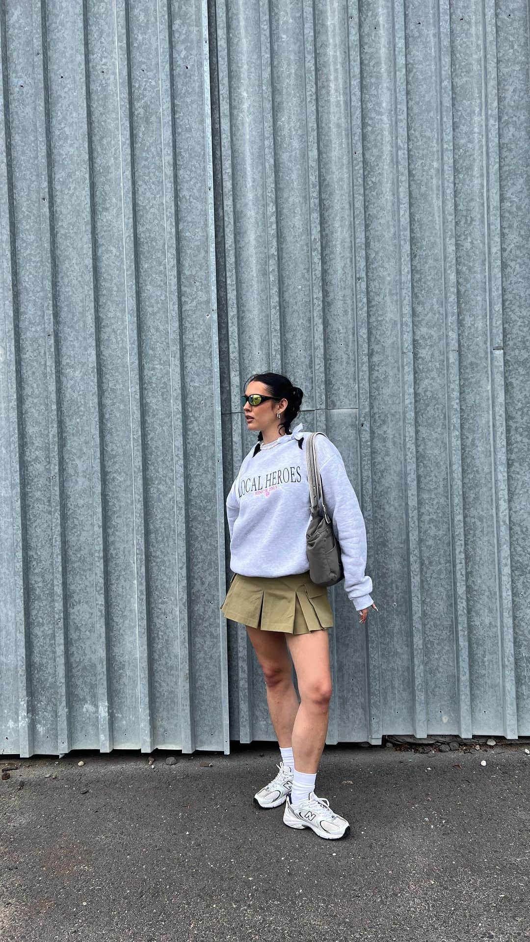 LOCAL HEROESのインスタグラム：「0,5 outfits check 🎱🧸🎧🎶 /  @laura.sobala in 2013 Classic Grey Melange Sweatshirt」