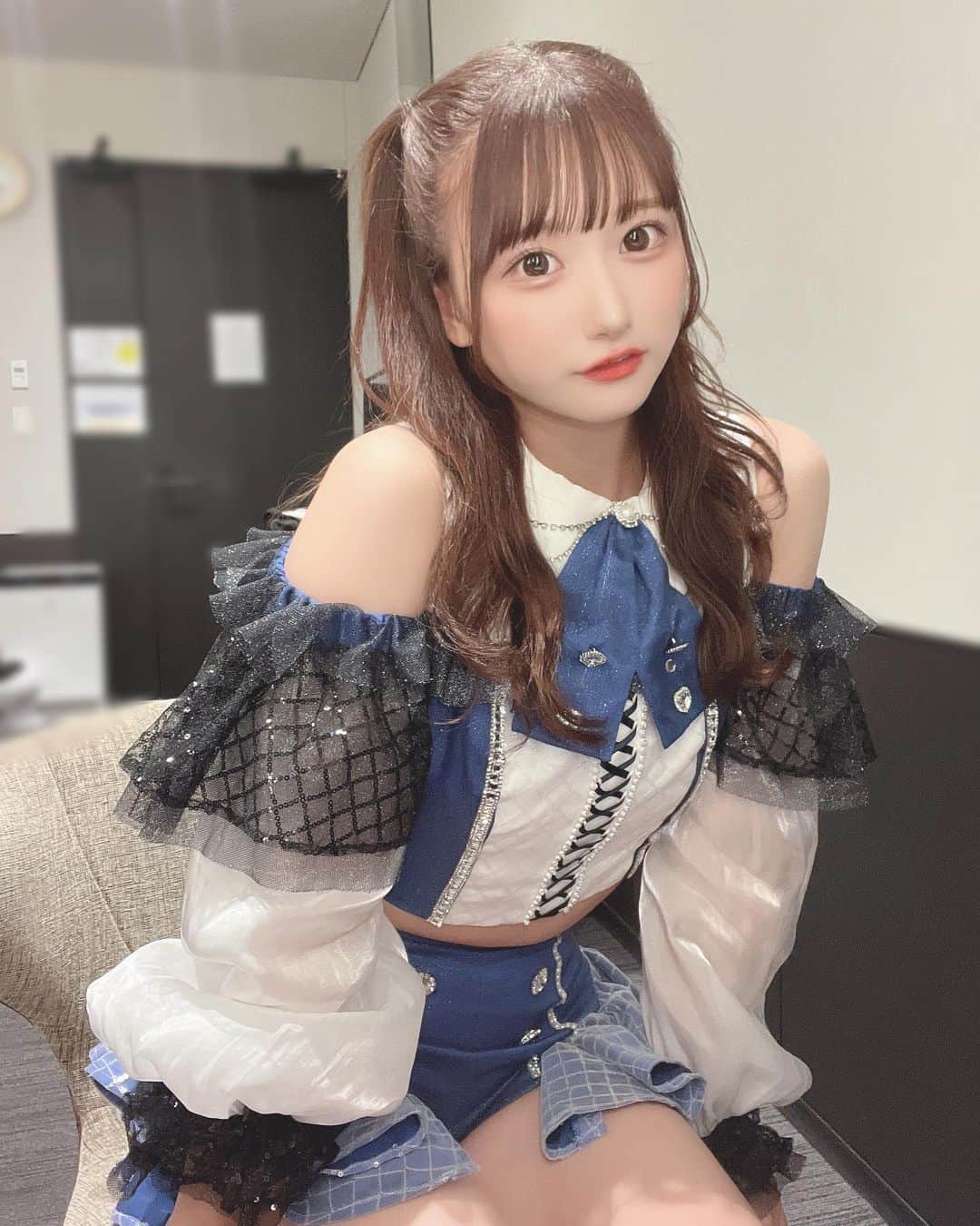 夢実あすかのインスタグラム：「今の衣装すき？😶‍🌫️♡  ･  ･  ･  ･  ． #japaneseidol #japanesegirl #idol #instagood #instalike #selca #followforfollowback #selfie #today #ootd #dailylook #instafashion #followme #アイドル前髪 #makeup #今日のコーデ  #アイドル  #ぱっつん前髪  #アイドルメイク  #肩出し #いいね返し #自撮り #自撮り女子 #自撮り界隈 #推してください #ヘアアレンジ #オフショル #ショーパン #アイドル衣装 #ハーフツイン」