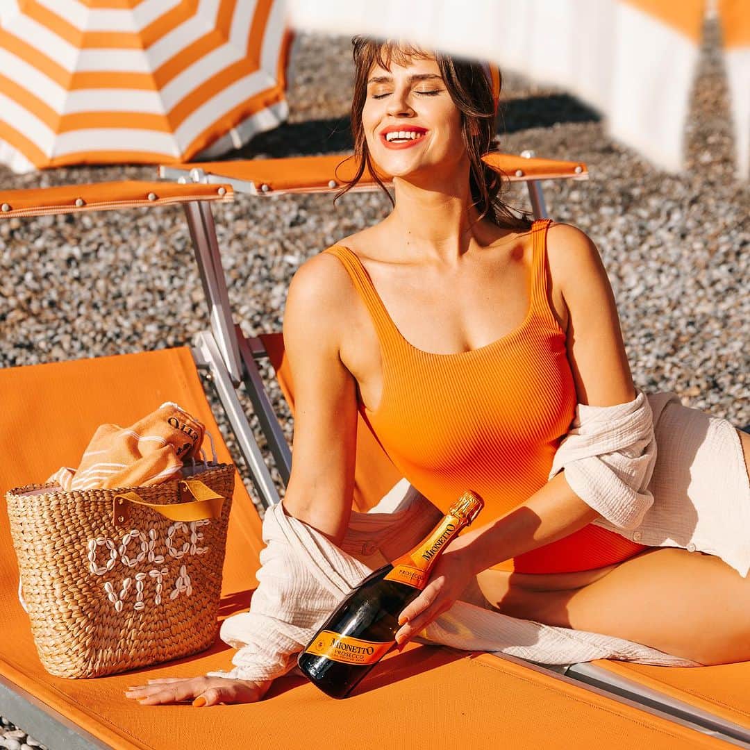 Mionetto USAのインスタグラム：「Siete pronti? Mark your calendars for National Prosecco Day this August 13th with the authentic Italian Prosecco, Mionetto! 🧡  Allora, stock up now for a weekend pieno di sole ☀️, spiaggia ⛱️ e amici, and share this post with someone who is ready to pop the Prosecco like a true Italian! 🥂🍾  #MionettoProsecco #NationalProseccoDay #PoptheProsecco #ProseccoLovers   Mionetto Prosecco material is intended for individuals of legal drinking age. Share Mionetto content responsibly with those who are 21+ in your respective country. Enjoy Mionetto Prosecco Responsibly.」