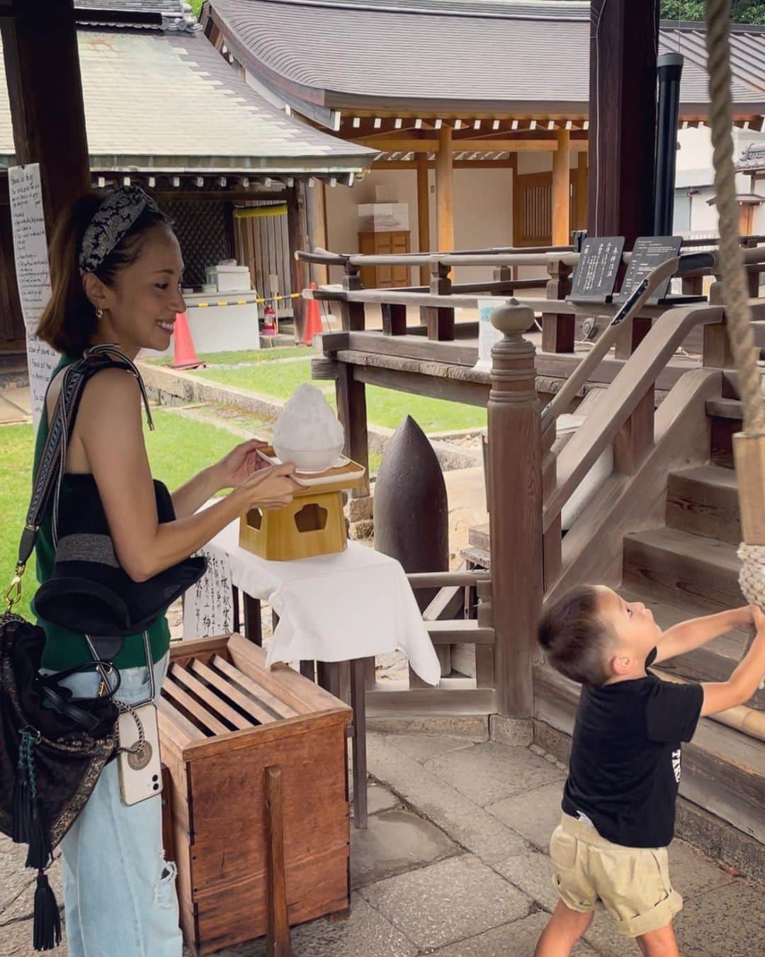 楊原京子のインスタグラム：「両親のお墓参りへ奈良へ。 子供達と一緒にお墓参りに行けて、やっぱりなんだか清々しい気持ちに。両親も喜んでくれてる気がしました。 しっかりと伝えたいことも伝えた後は、奈良に行くと、 我が家の恒例行事にになってきた、氷室神社へ。　  氷室神社では、神様のおさがりの氷を、 かき氷にしていただくことができるのです。 神主さんが氷を削ってくれて、 神様にお礼をした後、 シロップはご自由に!  なんとありがたい。。。  ぐっしょり汗をかきながら、 ひぐらしの鳴き声を背に、 境内でいただくかき氷は、 心身ともに生き返り格別!   道中、トカゲや蝉をみつけて大興奮の息子。 初めて鹿を触る娘。 記憶よ、とどまれ!!  ・ ・ #故郷　#奈良　#奈良観光 #氷室神社 #かき氷 #氷室神社のしだれ桜 #氷室神社の氷みくじ #お参り　#夏休み　#ひぐらし #nara #鹿　#せんとくん #故郷　#息子　#3歳児　#娘　#1歳児」