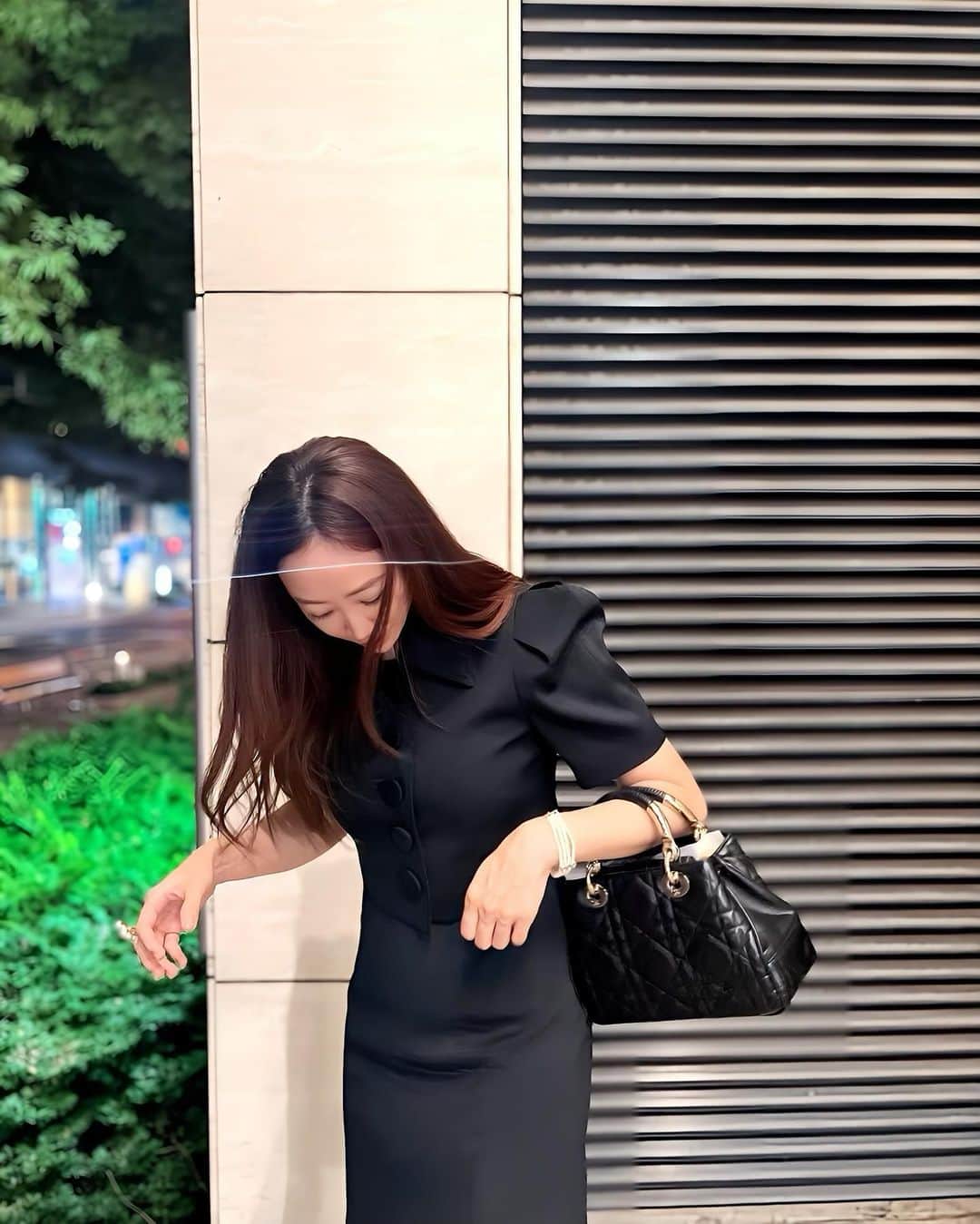 神崎恵のインスタグラム：「・ 今日の最後は美容塾。 一期生も二期生も頑張っています。 帰り道、靄に包まれた画像が カスミ除去👆で一気に鮮明。 すごいねぇ。 今日はコンサバティブなセットアップに合わせて、バレンティノの新作ピンクリップをつけました。　 髪はストレートに艶をだしてからのニュアンス巻き。 湿度高めの日は、ストレートより、ほんのりニュアンスを残すくらいの巻きで仕上げたほうが、うねりが復活したときに目立たなくていいんです。 (ストレートだとうねりやもあもあが目立ちやすい) 今日もお疲れさまでした🙆‍♂️」