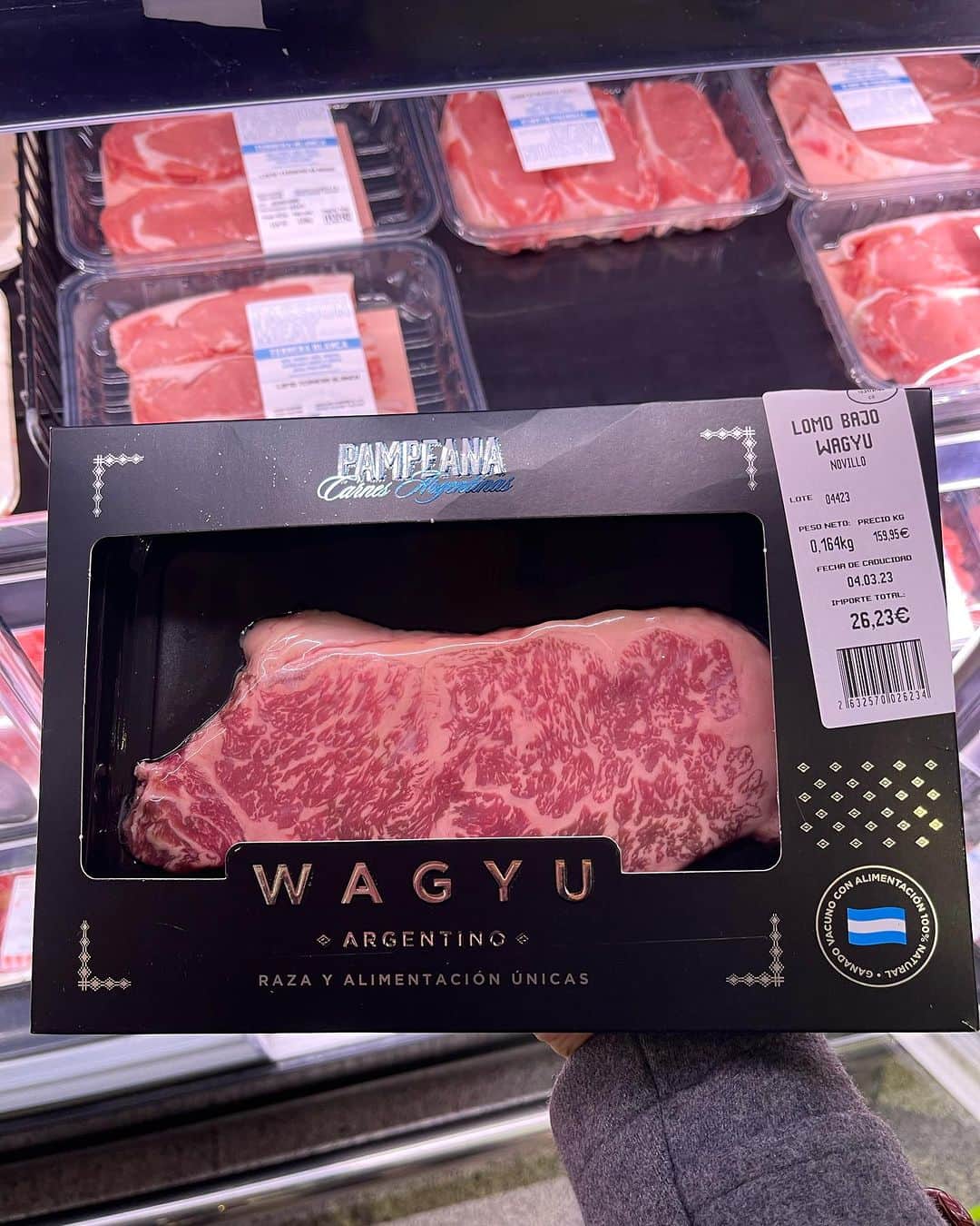 三好ジェームスさんのインスタグラム写真 - (三好ジェームスInstagram)「スペイン🇪🇸マドリードの牛肉事情！  スーパーマーケットに日本の和牛はなし。  アルゼンチン産のWAGYUが 164gで約4700円😳  ローカル牛の赤身肉がたくさん！  ハンバーグ用やスライス肉も。  日本の和牛も高級部位以外の部位のカットの仕方や食べ方の提案を丁寧にすることで少しずつ需要が増えてほしい。  #スペイン#マドリード#spain #madrid#wagyu#和牛#肉事情 #beef」8月9日 23時42分 - james.arita2946