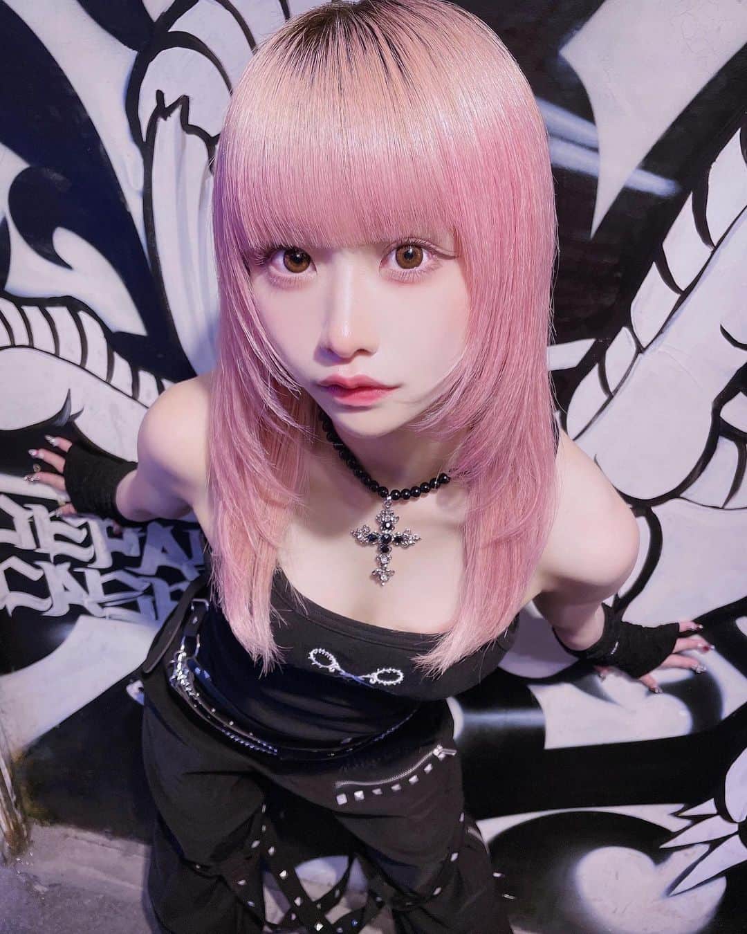 いちのインスタグラム：「こっちきてよ  #idol #cosplay #cosplayer #cosplaygirl #japanesegirl #girl #selfie #instagood #hightone #maid #wolf #pinkhair #highlighthair #twins #twintail #fff #lfl #l4l #ハイライトカラー #アイドル #派手髪 #ウルフカット #ウルフ」