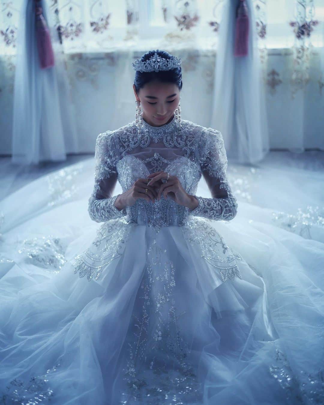 舘林佳史のインスタグラム：「✨静岡AilinQ プリンセス👸フォトスタジオリニューアルオープン特別企画✨  沢山の撮影ご予約頂きまして誠にありがとうございます☺️💓✨  model:Yukiko @yuki5_120   想像を遥かに超える美しさ❣️ クイーンの称号に相応しい最も気品に溢れる最上級クリスタルスパンコールウエディングドレスブランド　 DONNINA👑✖️ドラマティックフォト  撮影お疲れ様でした🥰💓  ༚┈❁┈༚༝༝༚┈❁┈༚༝༝༚┈❁┈༚༝༝༚┈❁┈  ウエディングの前撮りドレスレンタルショップだったら衣装レンタルだけでも20万円以上するであろう衣装付き❣️  DONNINAウエディングドレス👗＋ティアラアクセサリー💎＋ブーケ小物💐＋ドラマティックフォト＋スタジオ代金  全て込み込みでなんと😳 ◉40000円(税込)✨  ※レタッチフルサイズ(20枚以上) 通常20000円を ◉10000円(税込)✨  ※人魚姫撮影も特別追加料金 ◉10000円のみで撮影致します♪  で撮影予約の受け付を開始致します📸❣️  💎フォトウエディング撮影に興味がある方‼️  💎プリンセスお姫様になりたい方👸✨  💎ドラマティックフォトが好きな方❣️  今まで頑張った自分へのご褒美に💫人生が変わる最上級の魔法をお掛けいたします🪄  一生の記念にいかがでしょうか🥰  ※ロケーション撮影希望の方はお問い合わせ下さい✨  撮影受付はこちら💁‍♀️✨ 　　↓ ↓ ↓ ༚┈❁┈༚༝༝༚┈❁┈༚༝༝༚┈❁┈༚༝༝༚┈❁┈   【DONNINAウエディングドレス撮影希望】 ①お名前: ②お住まい:  県　市 ③撮影希望候補日: ④LINE ID or QR  を記入の上DM メッセージor LINE下さい📩 LINE ID 510661  コメントで頂いても大丈夫です✨  ༚┈❁┈༚༝༝༚┈❁┈༚༝༝༚┈❁┈༚༝༝༚┈❁┈  #プリンセス #プリンセスドレス #ドレス撮影 #インスタ映え #ファンタジー #夢の国 #ドラマティックフォト #ディズニー #宣材写真 #前撮り #ウエディング #撮影依頼 #応募 #ウエディングドレス  #ウエディングフォト  #フォトウェディング  #スタジオ撮影 #カメラマン #フォトグラファー」