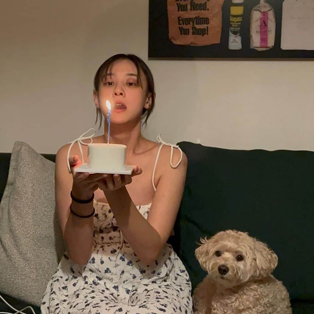 カン・ビョルのインスタグラム：「촛불 코로 끄려다 실패 🥳  (축하해주신 모든 분들 감사합니다💙🤍🩵)」