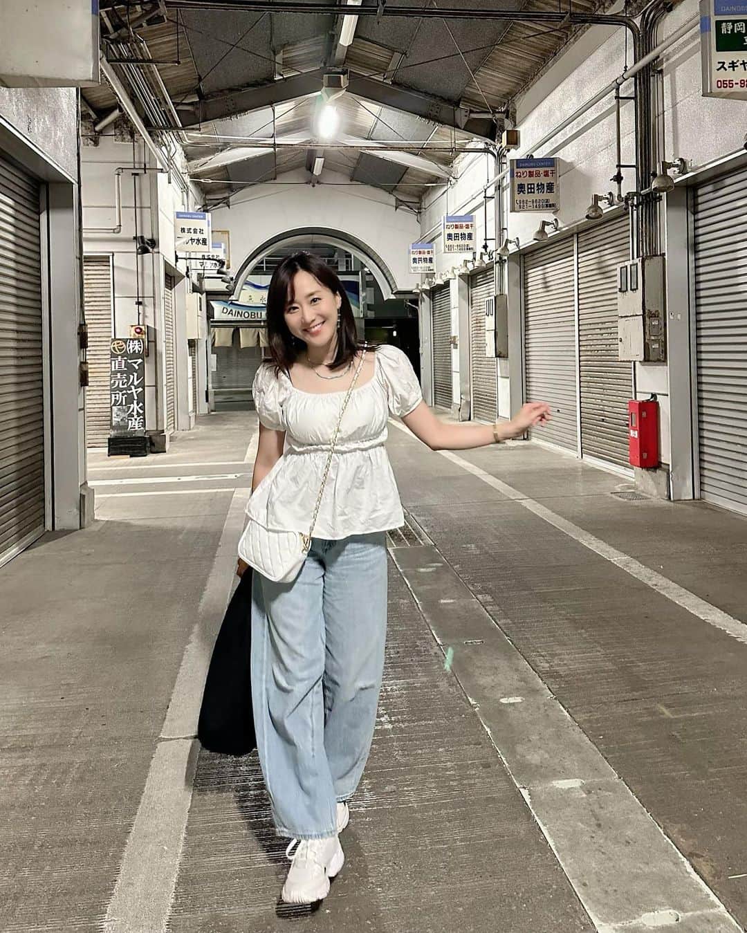 村上麻衣のインスタグラム：「夜に、誰もいないこういうところ歩くと  冒険みたいでちょっとワクワクしちゃう☺️  ワクワクする気持ちをなくすと人生がしょぼくれてしまいそうなので、 小さなことでも大切にしたいです。笑  最近買った、@gu_for_all_ のワイドデニムがお気に入りです🩵  Tops @emoda_official  denim @gu_for_all_   #おやすみなさい   #ファッション #ファッションコーデ #guコーデ #プチプラコーデ #プチプラファッション #fashion #アラフォーコーデ #アラフォーファッション」