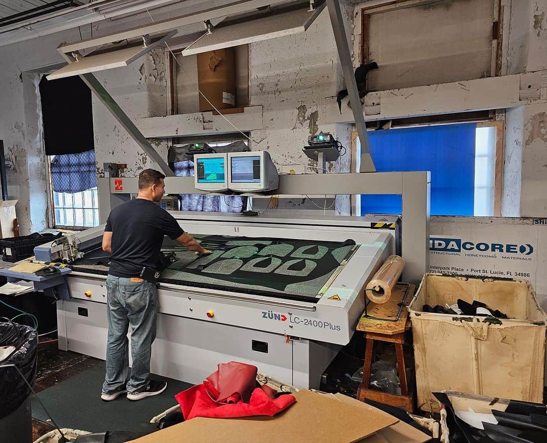 バンソンのインスタグラム：「Here’s a picture of our Zund inca cutter. Cuts the individual pieces for custom fitted garments. #vansonleathers 🏍️」