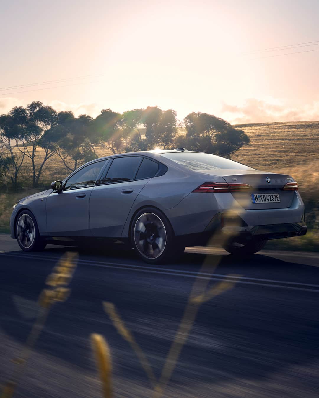BMWのインスタグラム：「Innovation on the horizon ⚡️  THE NEW BMW i5. 100% electric.  #THENEWi5 #THEi5 #BMW #BMWi #BornElectric #BMWElectric __ BMW i5 eDrive40​*: Combined power consumption: 18.9–15.9 kWh/100 km. Combined CO2 emissions: 0 g/km. Electric range: 497–582 kilometers. All data according to WLTP. * Preliminary data; no homologation figures available yet. Further info: www.bmw.com/disclaimer」