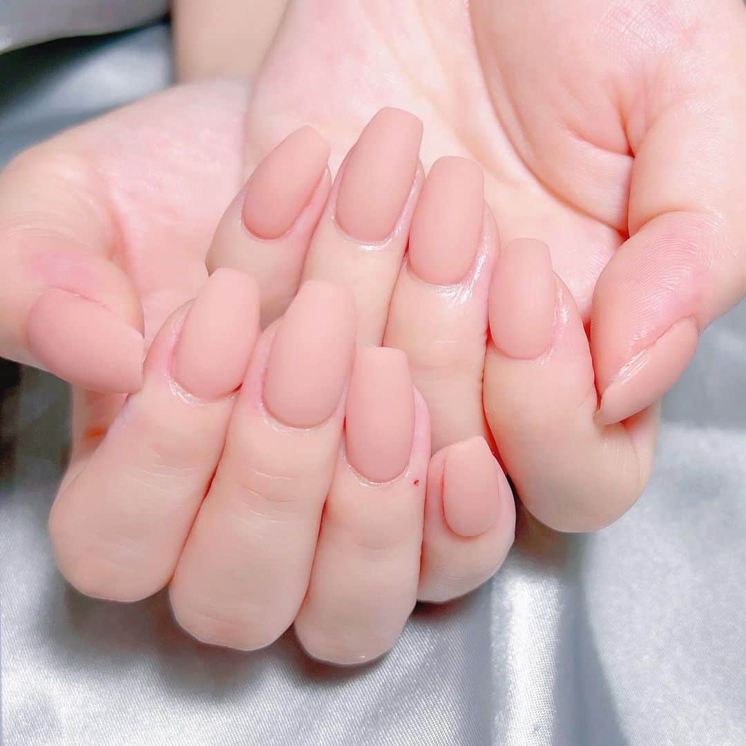 なかやまちえこのインスタグラム：「ワンカラー⠀ ⠀ @kyarypappa ちゃん⠀ 手はマット、足は艶です⠀ ⠀ @aby_sharenail #nail #nails #nailart #ネイル #美甲 #ネイルアート  #japanesenailart #manucure #japanesenails #manicurist #gelnails #أظافر #네일아트 #미용  #เพ้นท์เล็บ #artedeuñas #เพ้นท์เล็บเจล #ジェルネイルデザイン #ネイルデザイン #nagelkunst #ワンカラーネイル」
