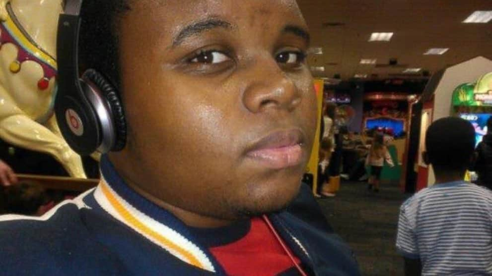 ジュリアン・ムーアのインスタグラム：「Nine years ago today, Michael Brown, a young Black man, was fatally shot by a police officer in Ferguson, Missouri. The shooting ignited national outrage over police violence that disproportionately impacts Black Americans.  We hold Michael’s loved ones in our hearts as we continue to fight for long overdue changes to the racist systems that allow police violence to persist.」