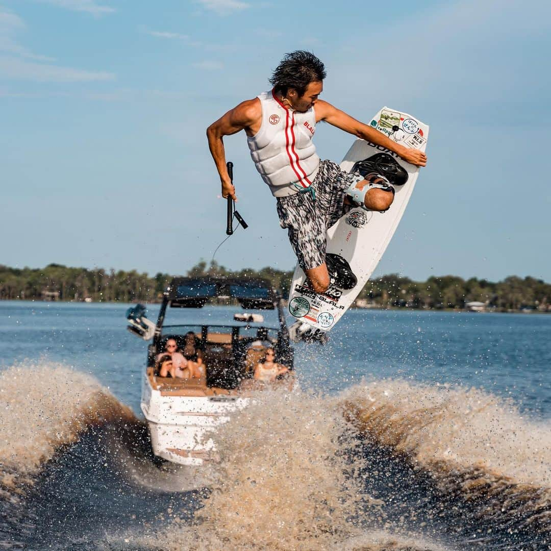 手塚翔太のインスタグラム：「2024 @supra_boats is the Game Charger🔥 All new boats with the best Team out here👊🏻  📷: @catesiniscalchi @garrettcortese 📹: @devintatro @mitchsini」