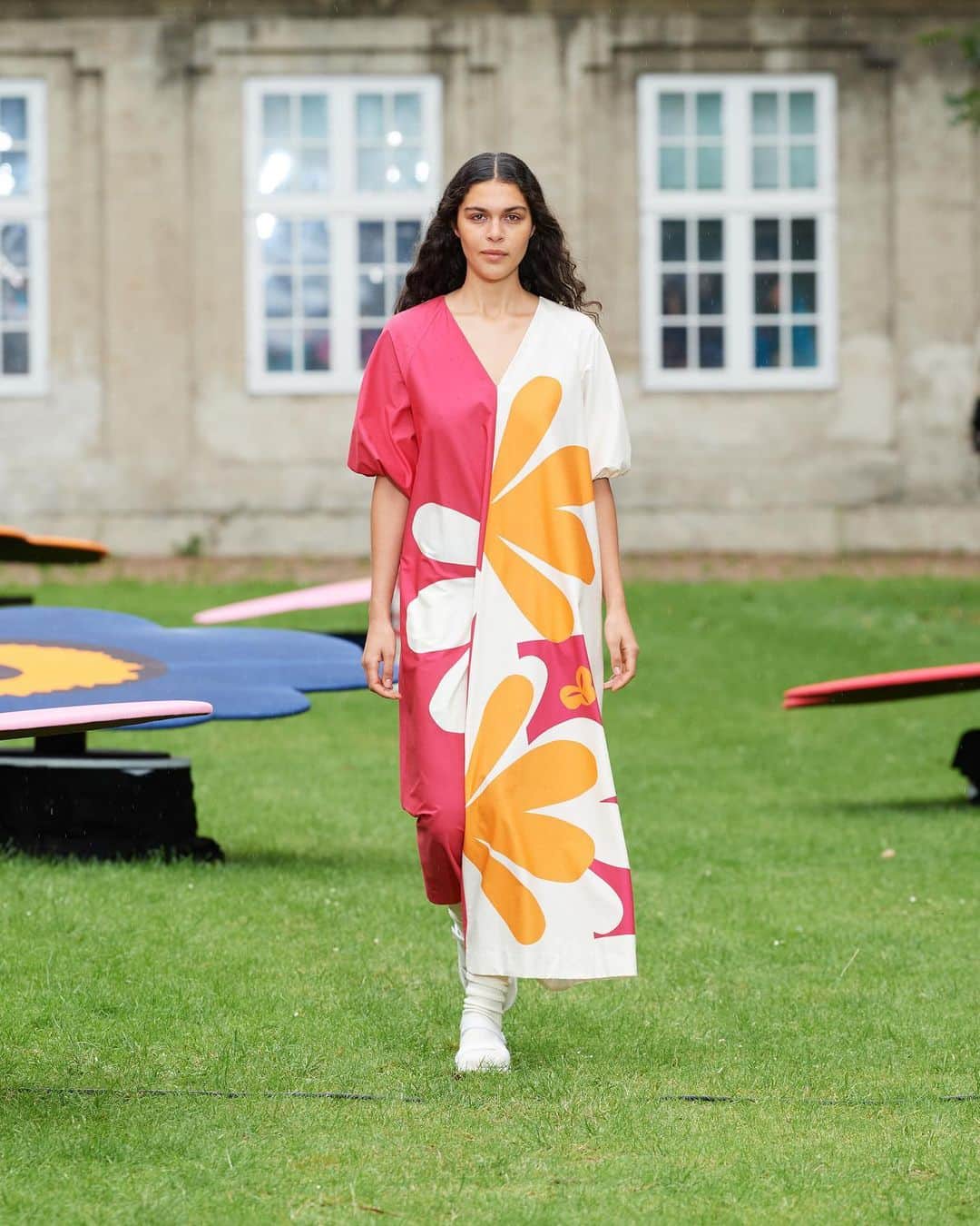 マリメッコのインスタグラム：「The Marimekko spring/summer ’24 collection was just on the runway at Designmuseum Danmark in Copenhagen, and we want to warmly thank everyone who attended the show, on the spot or online! 🤩  The SS24 collection merges feminine minimalism with modern utilitarian workwear, both equally representative of the rich design heritage at Marimekko. Swipe left to enjoy the show’s looks.  The SS24 collection will be in stores in early spring 2024. Join our community to be the first to know when it drops. Link in bio.  Photographer: James Cochrane  #marimekko #cphfw #SS24 @cphfw」