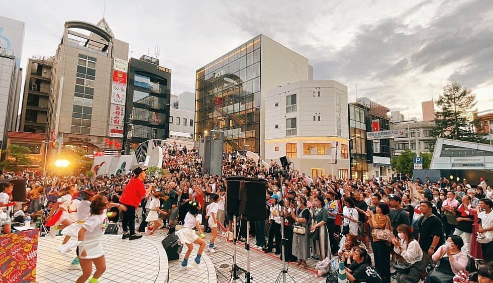 HIPPYのインスタグラム：「“できるわけない”をやろう  オリコン１位への挑戦  8/8（火）8/9（水） 広島平日2DAYS HIPPY NEW ALBUMリリースイベント 野外フリーワンマンライブ2DAYS  台風の心配もありましたが 無事ライブをすることができ CDが1人1人１枚１枚来場の皆さんへ 羽ばたいていきました  TEE / 山猿くん / 門脇ちゃん / FLEX DANCERS /  DJ LEO 舞台を設営してくださったスタッフの皆様 音響を担当してくださったスタッフの皆様 運営が円滑に行くよう支えてくださったスタッフの皆様 全力でCDを販売してくださったCDショップの皆様 台風や雨での中止を見込んで生配信を仕込んでくださった ライブハウスの皆様！生配信の準備をしてくださった業者の皆様 近くで支えてくれているGAZくん！ そして平日にも関わらず会場を彩ってくださった皆さん！  本当にありがとうございました！！！ この投稿は取り急ぎでまたアップさせてください！！  さぁ明日は、ららぽーと甲子園  -NEW ALBUM［夜明け-Be Alive-］リリースイベント- 8/10（木）18:45 ららぽーと甲子園 1F パークウォークコート 8/11（金）13:00 三次サングリーン　1階センターコート 8/12（土）13:00 ゆめタウン福山　ポートモール 8/12（土）19:20 ひろしま盆ダンス ひろしまゲートパークプラザ 8/13（日）15:00 / 17:00 茨城県 龍ケ崎サプラスクエア特設会場 8/14（月）12:00 / 15:00 愛媛県 エミフルMASAKI Green Court http://hippy-web.com/schedule/  6年ぶりのNEWアルバム［夜明け-Be Alive-］ 2023/8/9発売、オリコン１位に向けて絶賛発売中！ http://hippy-web.com/news/20230521.shtml」